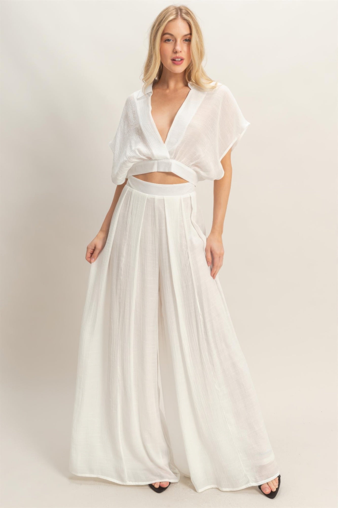 Weißes Wickel-Top mit Kragen und weitem Palazzo-Hosen-Set, kurze Ärmel