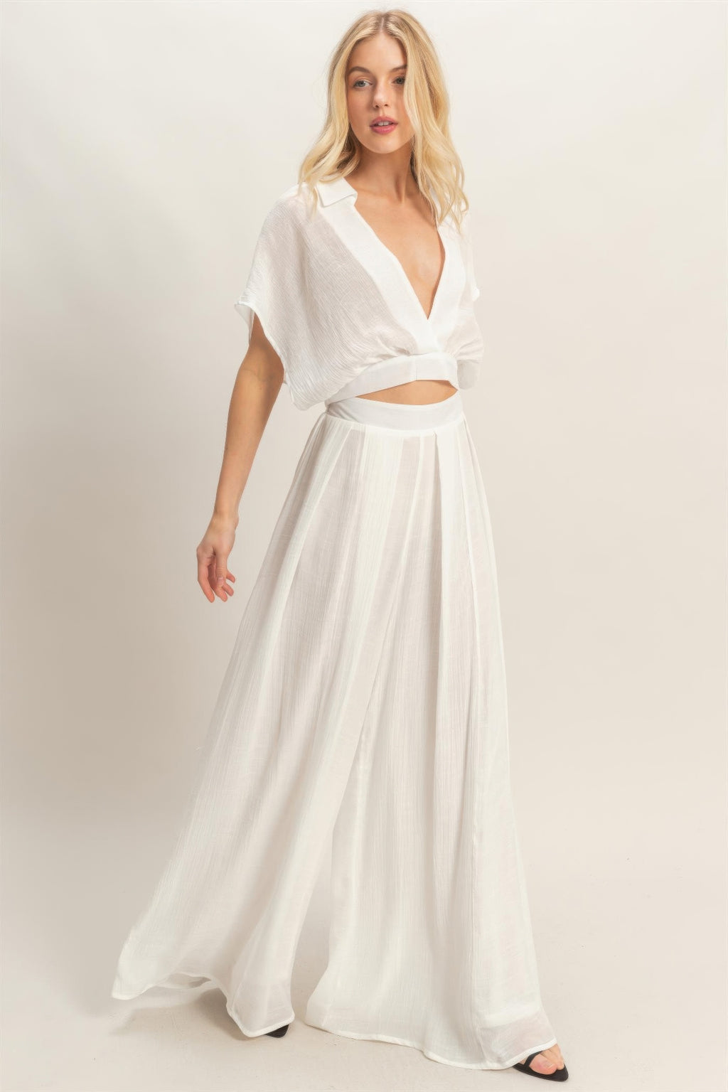 Weißes Set: Wickel-Top mit Kragen, abgesteppter Taille und weiten Palazzo-Beinen