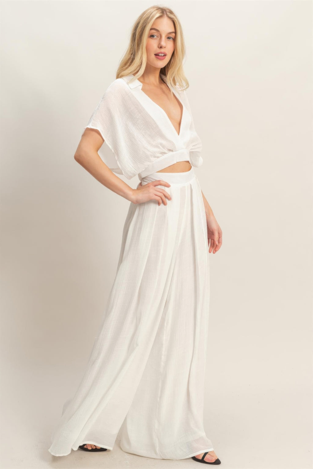 Weißes Set: V-Ausschnitt Wickel-Top mit Gürtelbund und fließender Wide-Leg-Hose