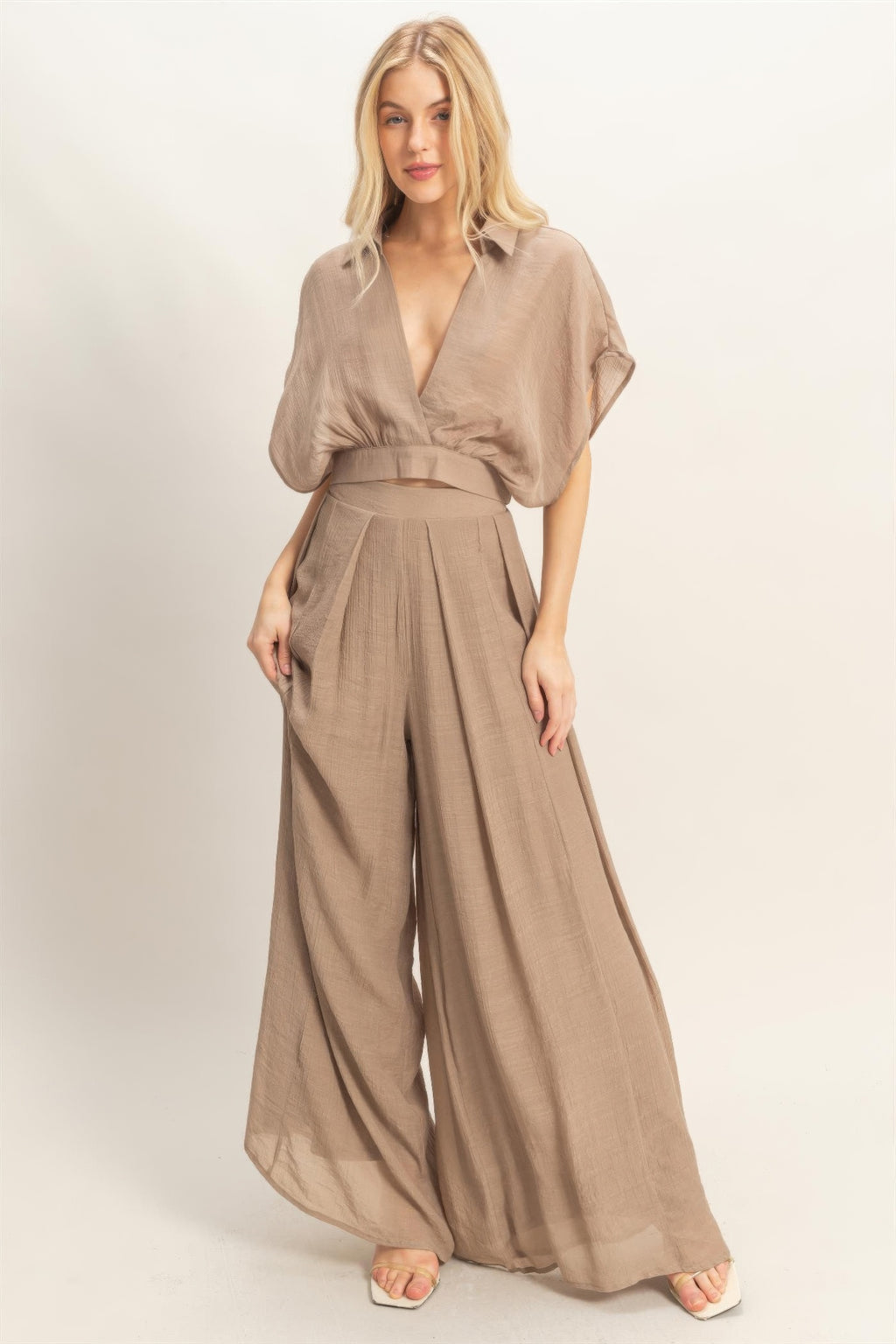 Light-Mocha Set: Wickelbluse mit Kragen, Taillengummi und weiten Palazzo-Beinen