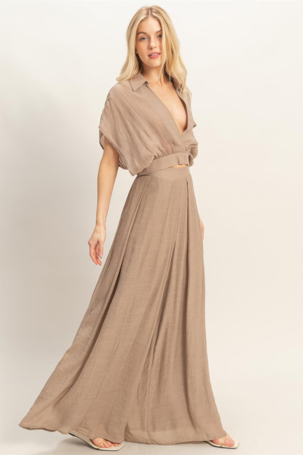 Light-Mocha Wickel-Top mit Kragen und langer Wide-Leg-Hose im Set