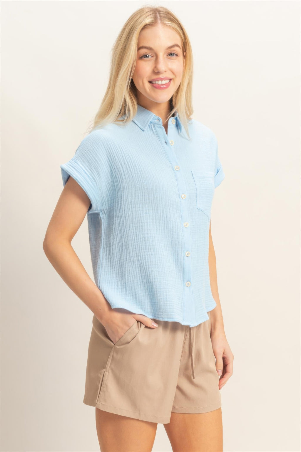 Rolled-sleeve button-up top, light blue, short-sleeve collar with button placket
