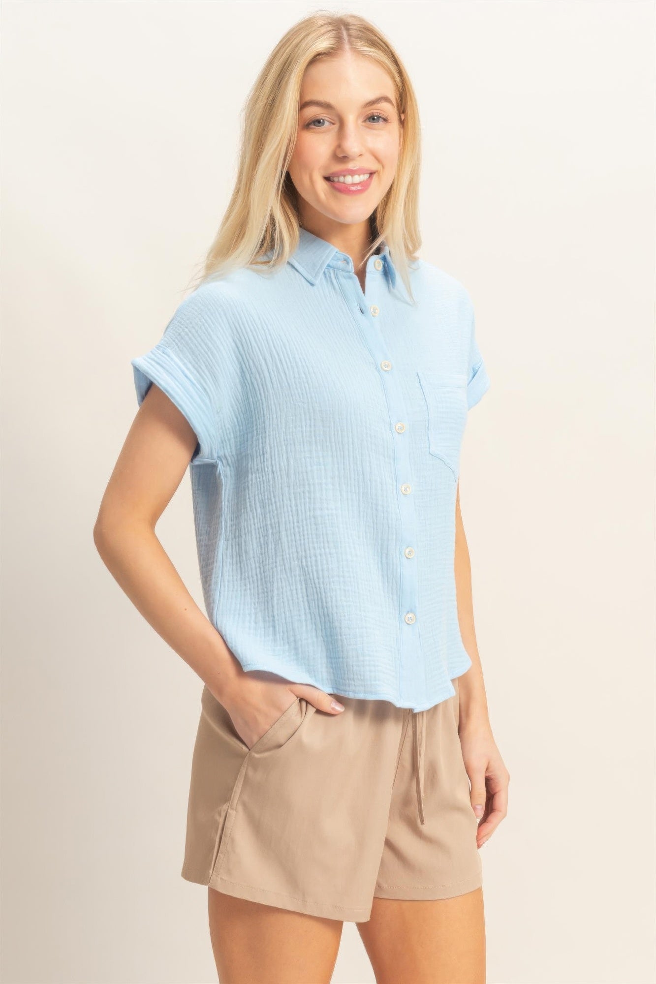 Rolled-sleeve button-up top, light blue, short-sleeve collar with button placket