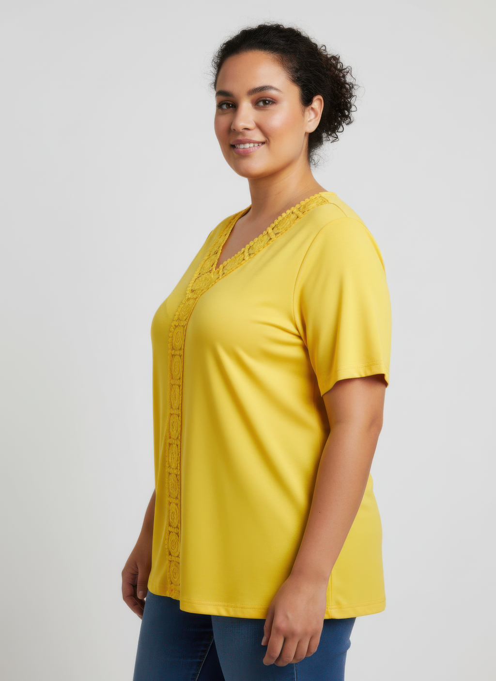 Gelbes Strickshirt mit V-Ausschnitt und Spitzenbesatz am Rand, Kurzarm