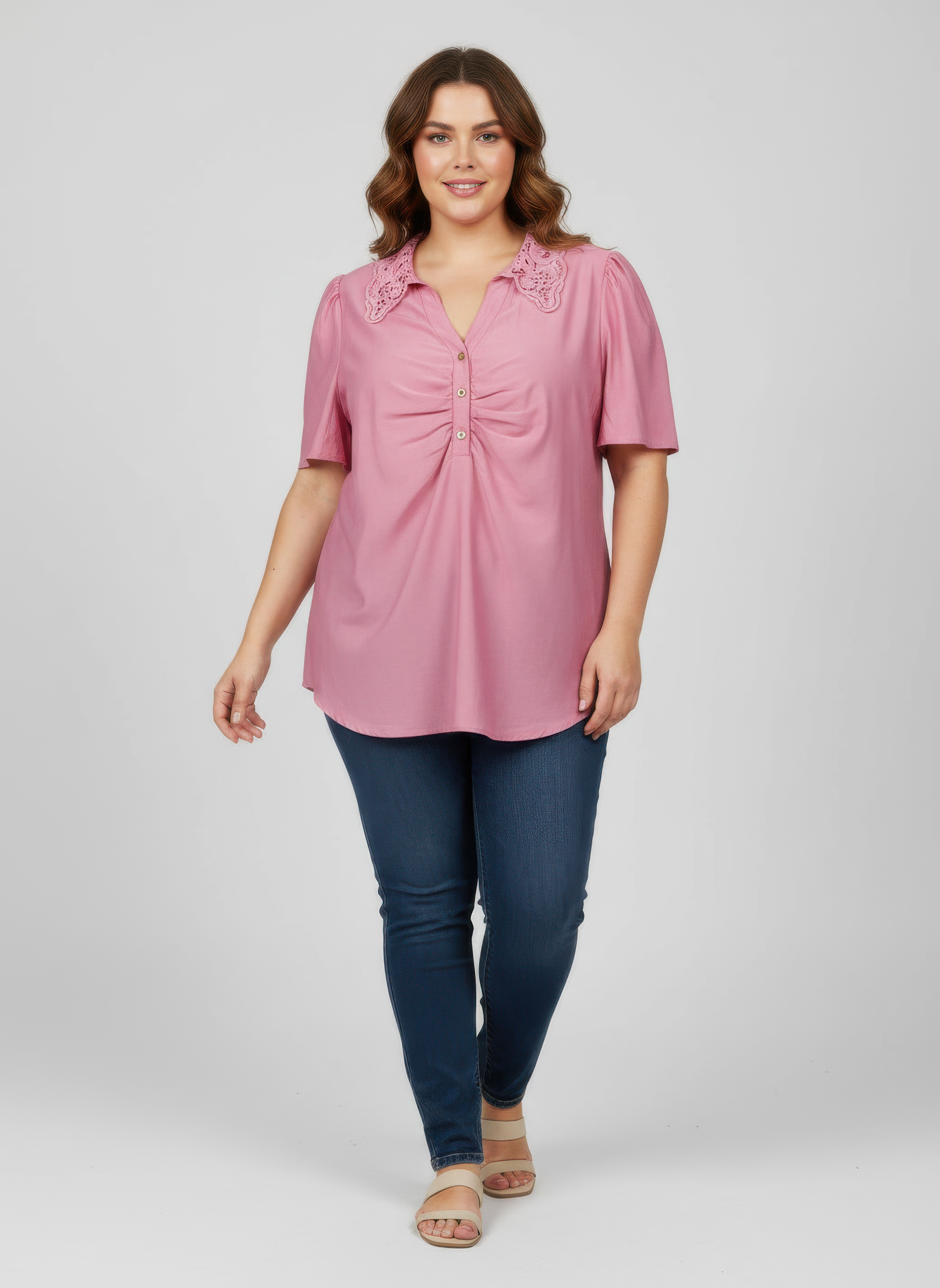 Rosa Bluse mit Spitzenkragen und Knopfleiste, Flatterärmel