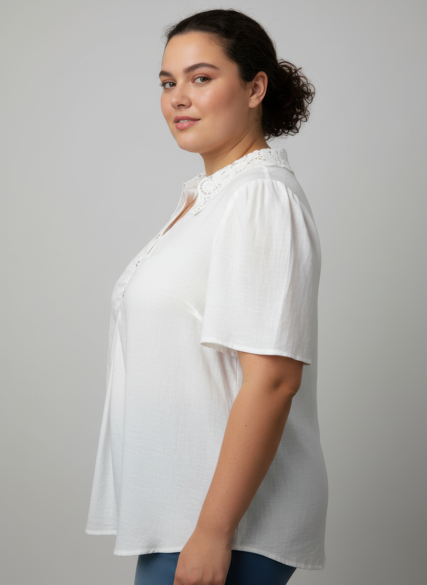 Weiße Bluse mit Spitzenkragen und Knopfdetail, Flatterärmel
