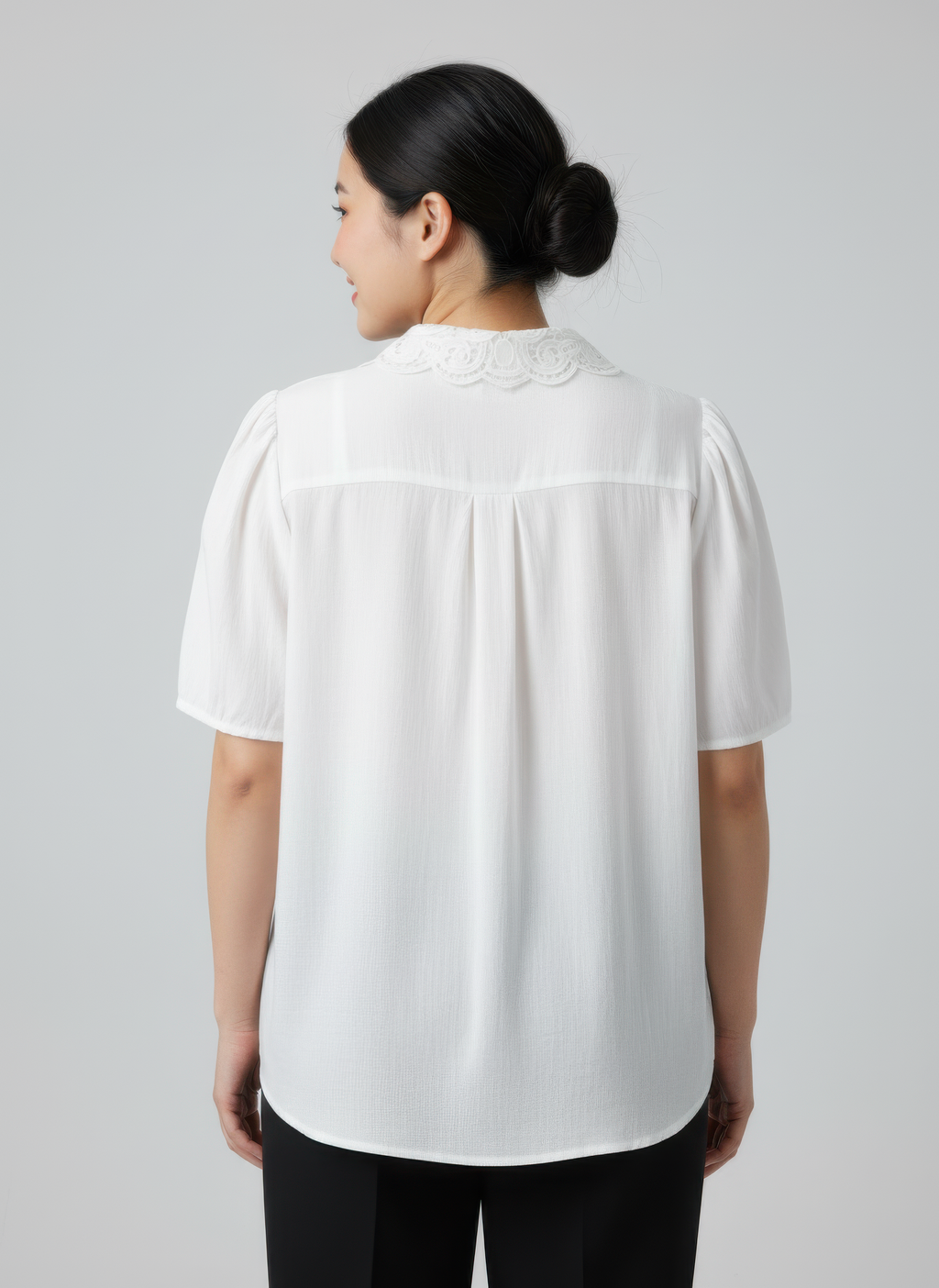 Weiße Bluse von hinten mit Spitzenkragen