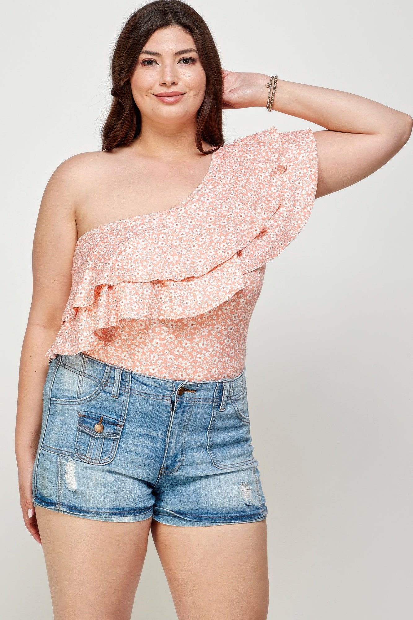 Bodysuit curvy con una spalla, fiori piccoli color pesca e volant