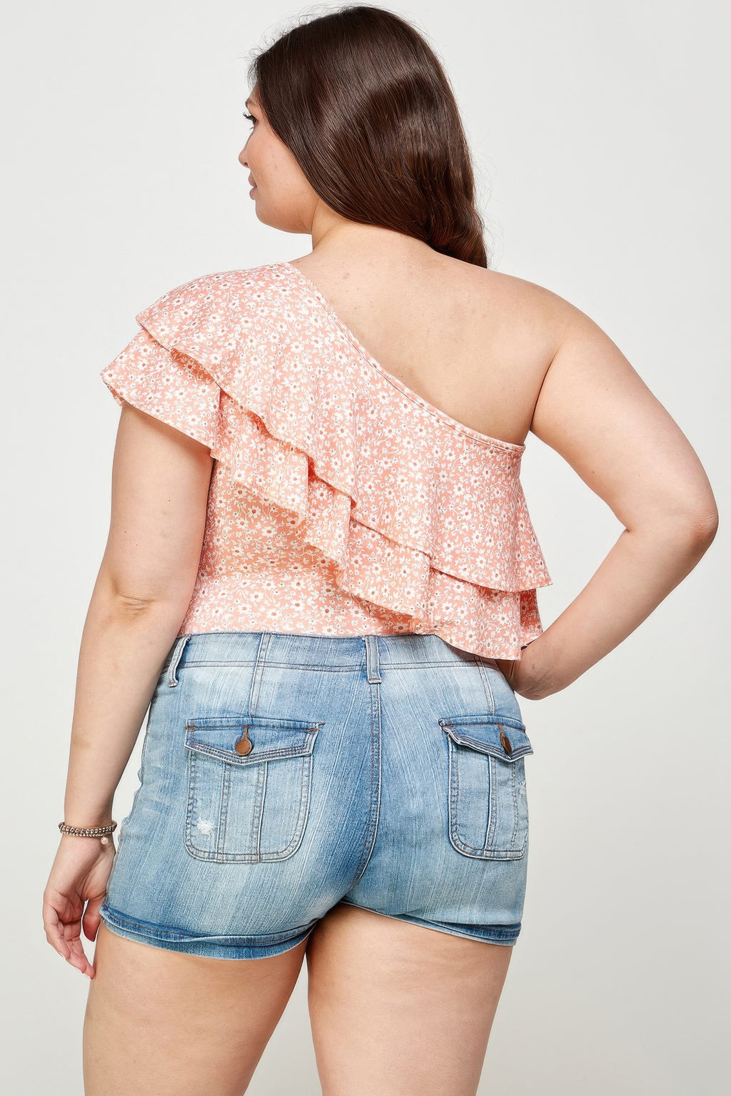 Vista posteriore bodysuit pesca a una spalla con volant e micro fiori