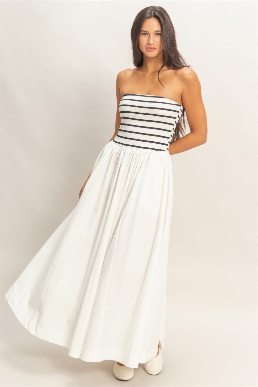 Striped strapless flowy midi dress in white with black horizontal stripes