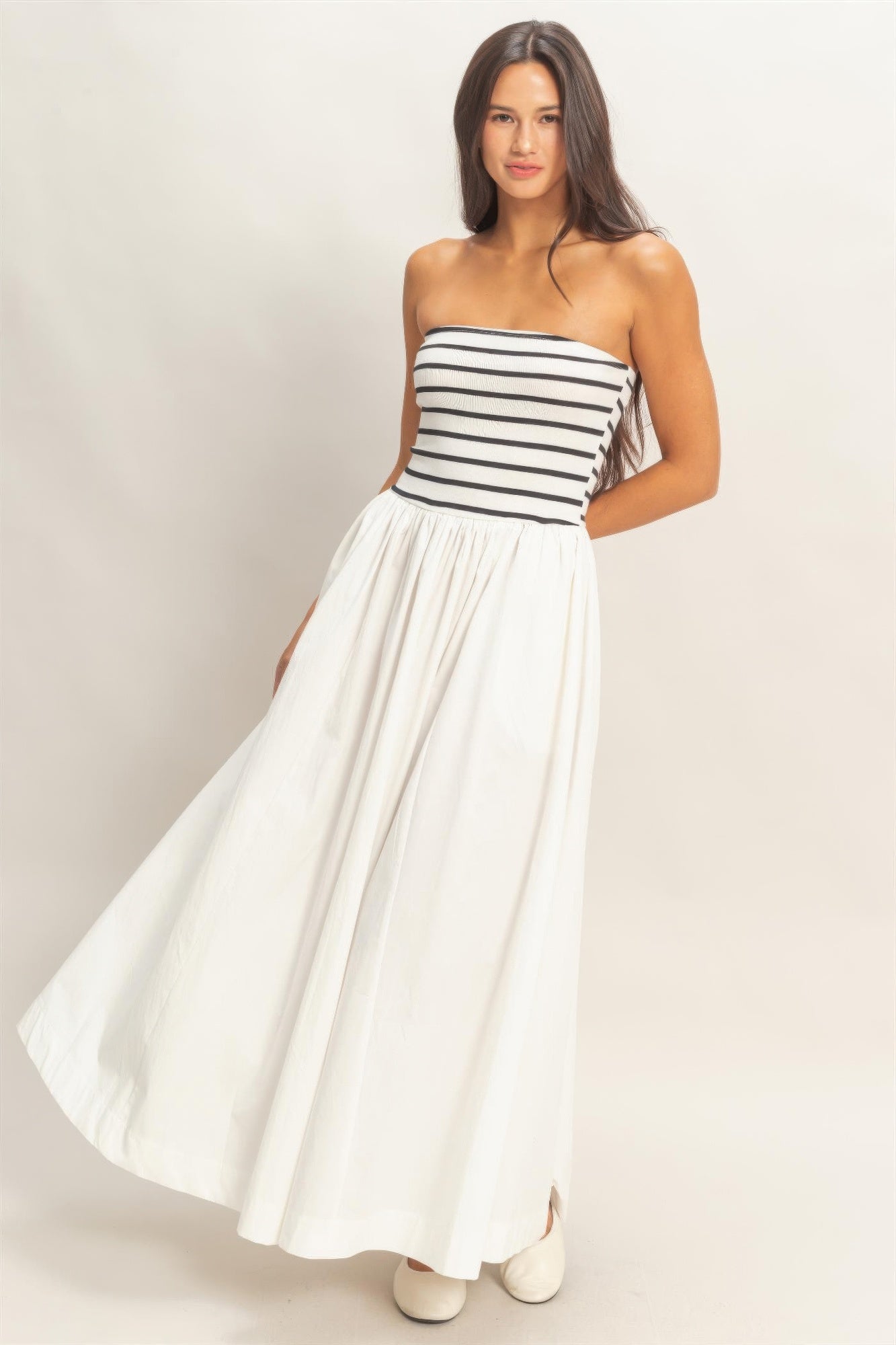 Striped strapless flowy midi dress in white with black horizontal stripes