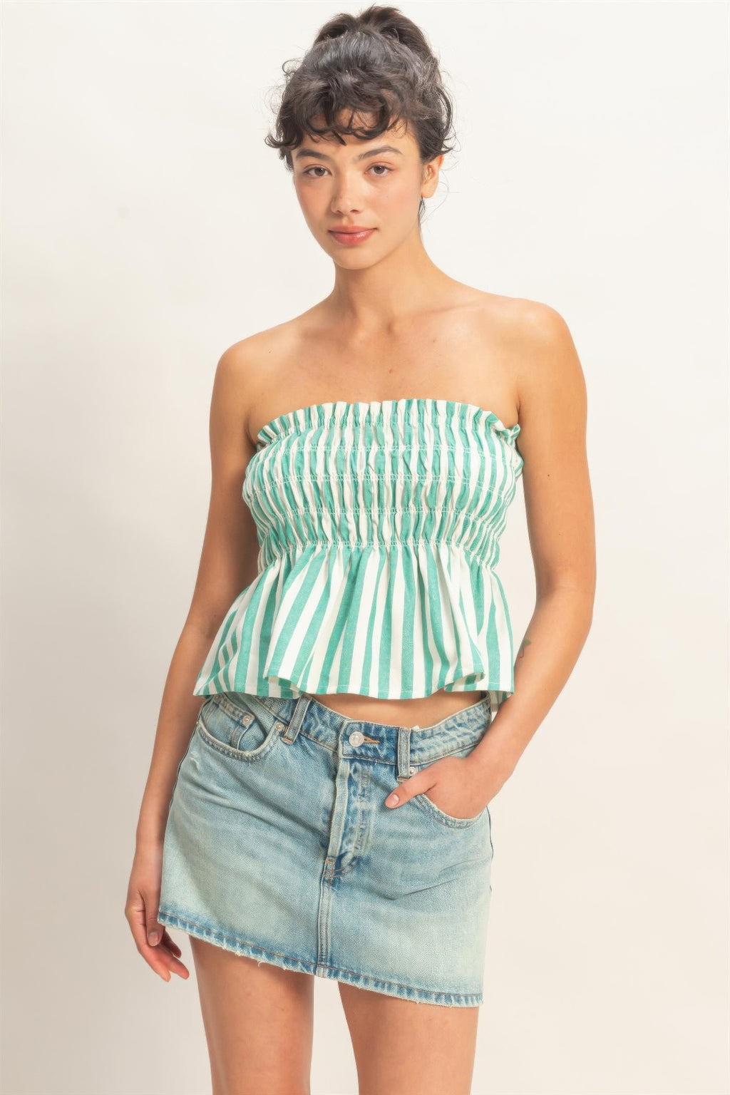 Gestreiftes trägerloses Bandeau-Top mit Smocking, grün-weiß