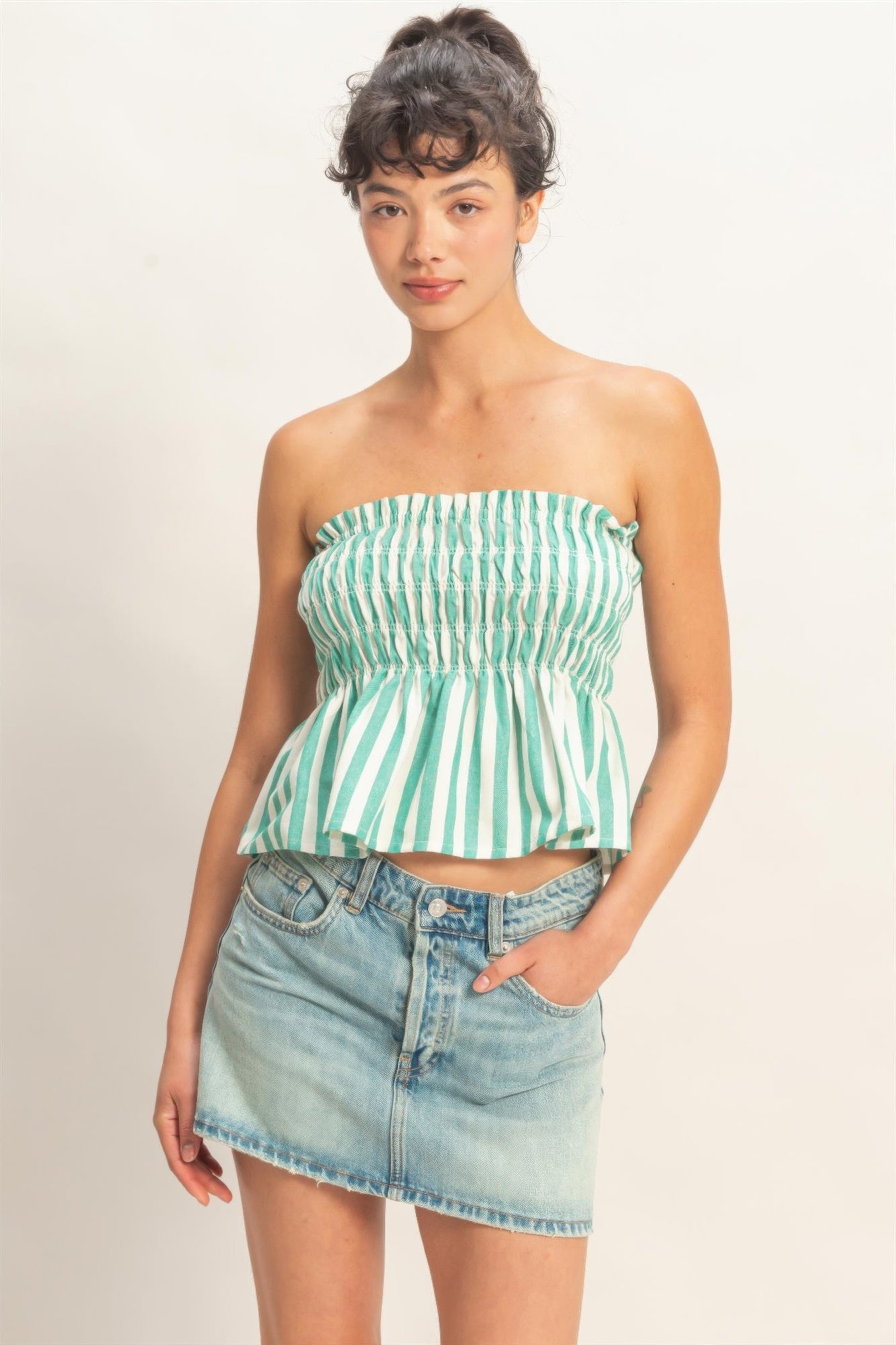 Gestreiftes trägerloses Bandeau-Top mit Smocking, grün-weiß