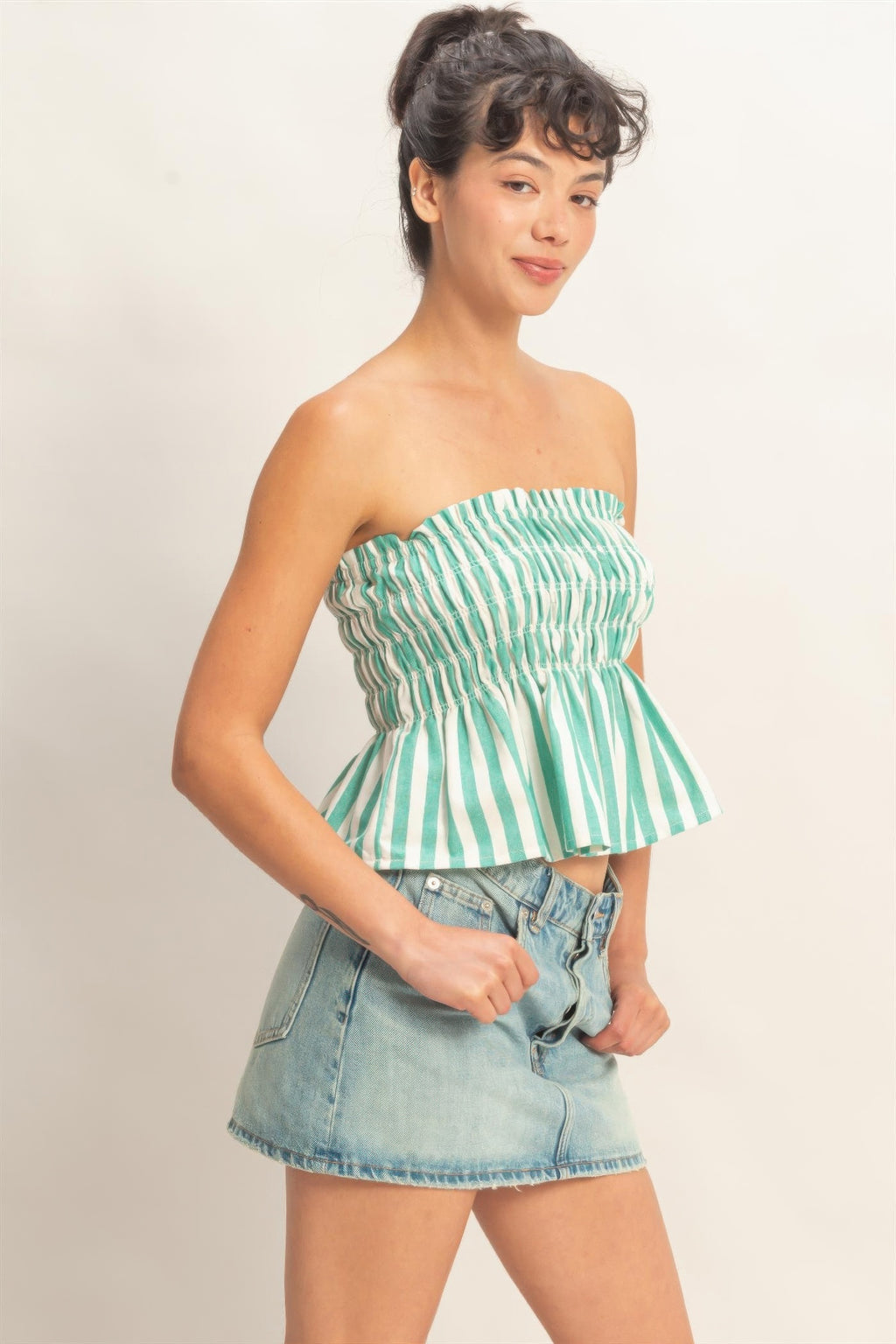 Gestreiftes trägerloses Bandeau-Top mit Smocking, grün-weiß, schräg