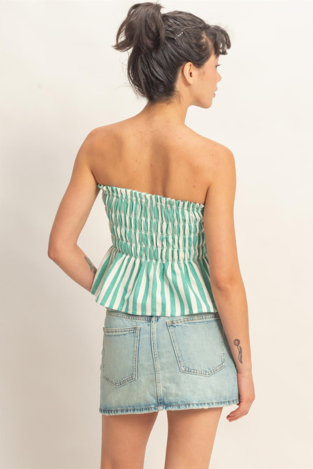 Gestreiftes trägerloses Bandeau-Top mit Smocking, grün-weiß, Rückansicht