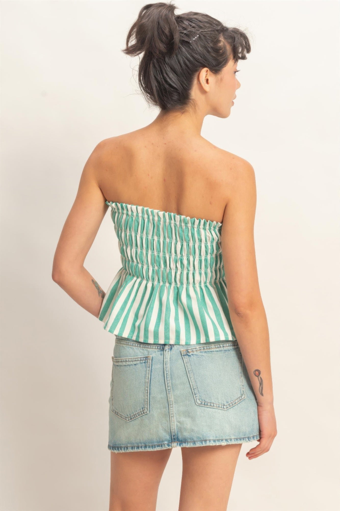 Gestreiftes trägerloses Bandeau-Top mit Smocking, grün-weiß, Rückansicht