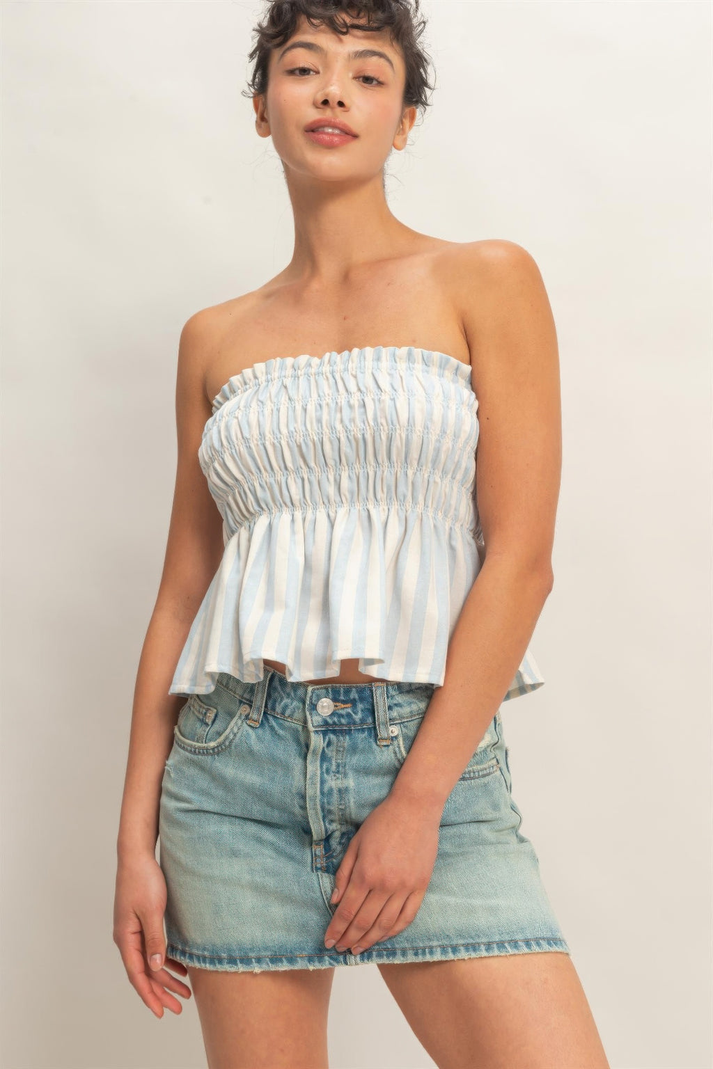 Top bandeau sin tirantes a rayas azul claro y blanco con fruncido y volante