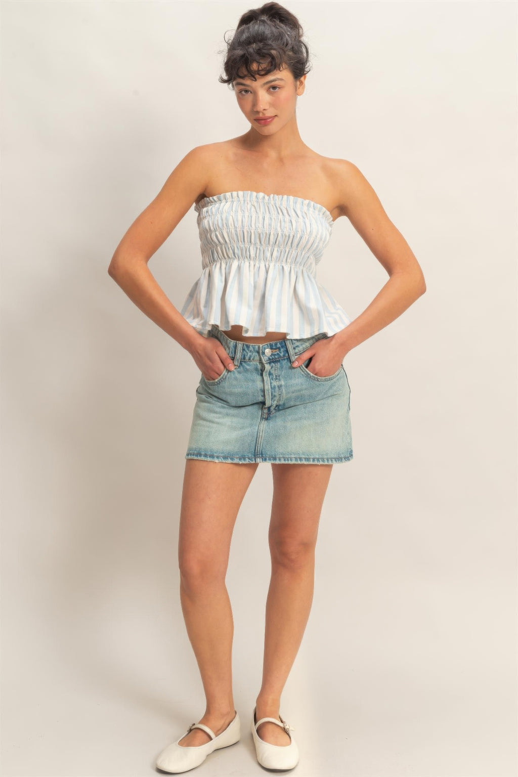 Top bandeau sin tirantes a rayas azul claro y blanco, fruncido elástico en la parte superior