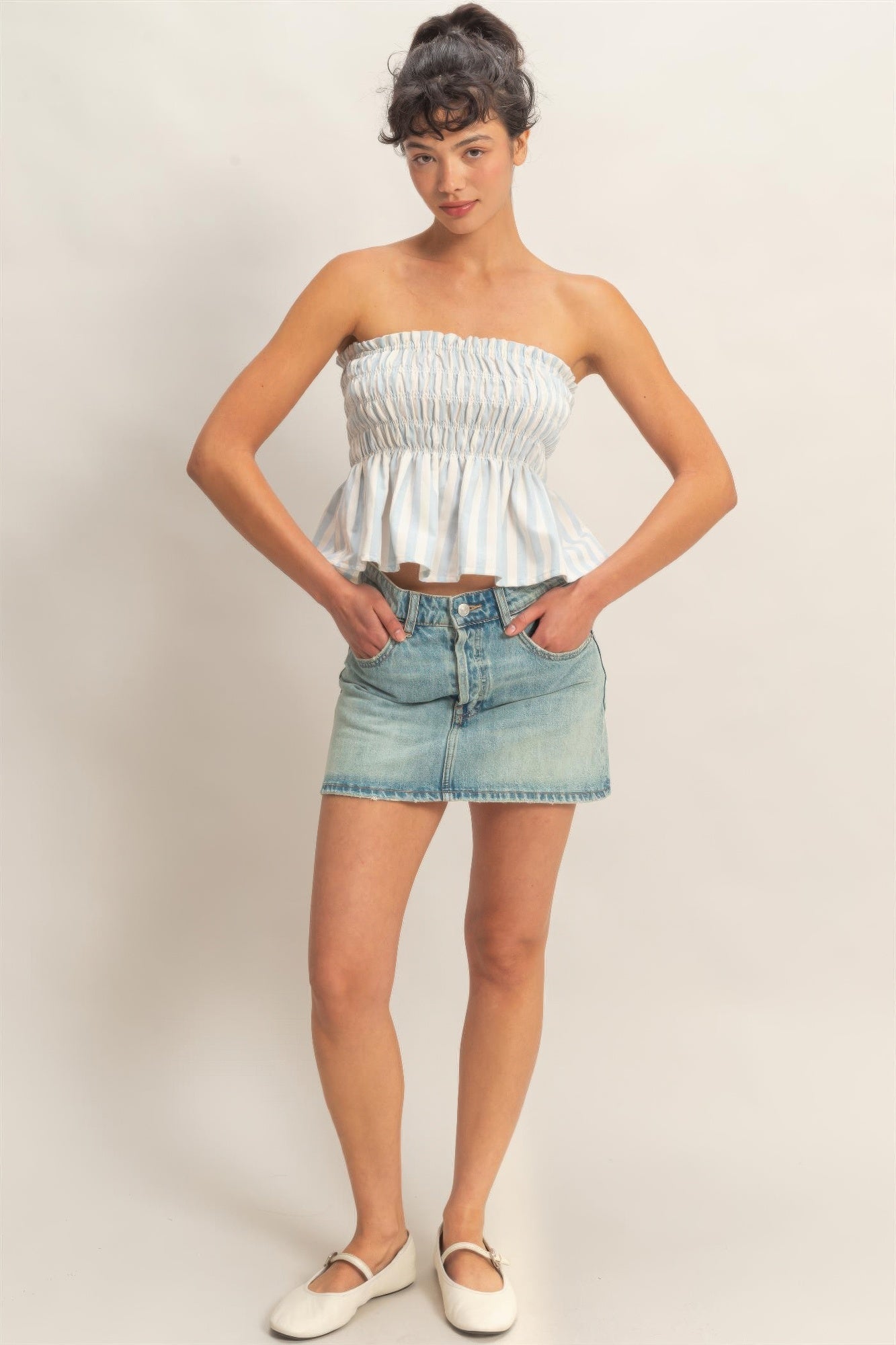 Top bandeau sin tirantes a rayas azul claro y blanco, fruncido elástico en la parte superior