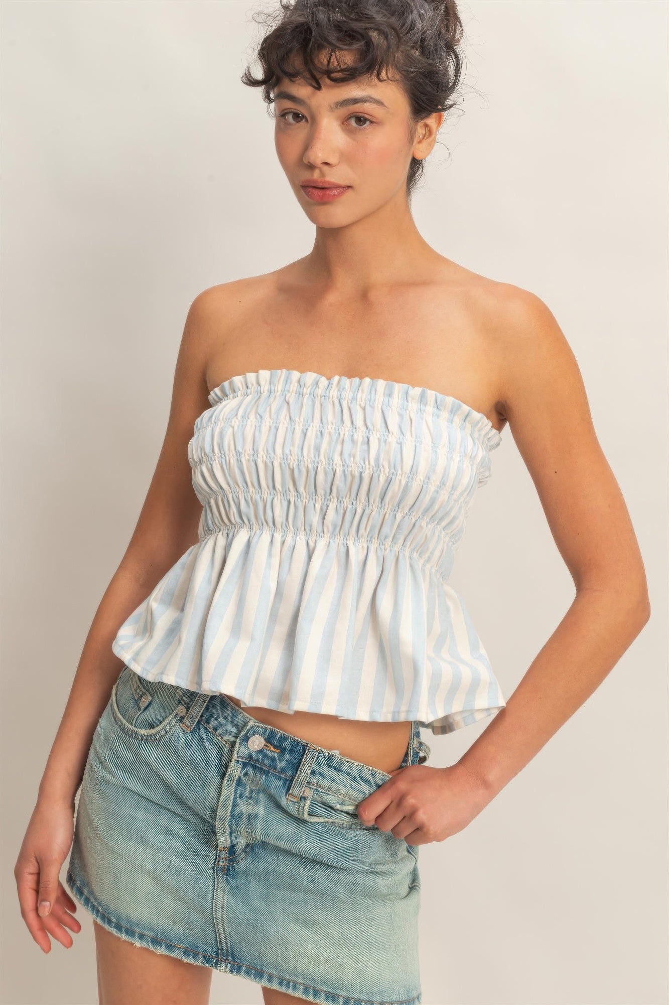 Top bandeau sin tirantes a rayas azul claro y blanco con fruncido y volumen delantero