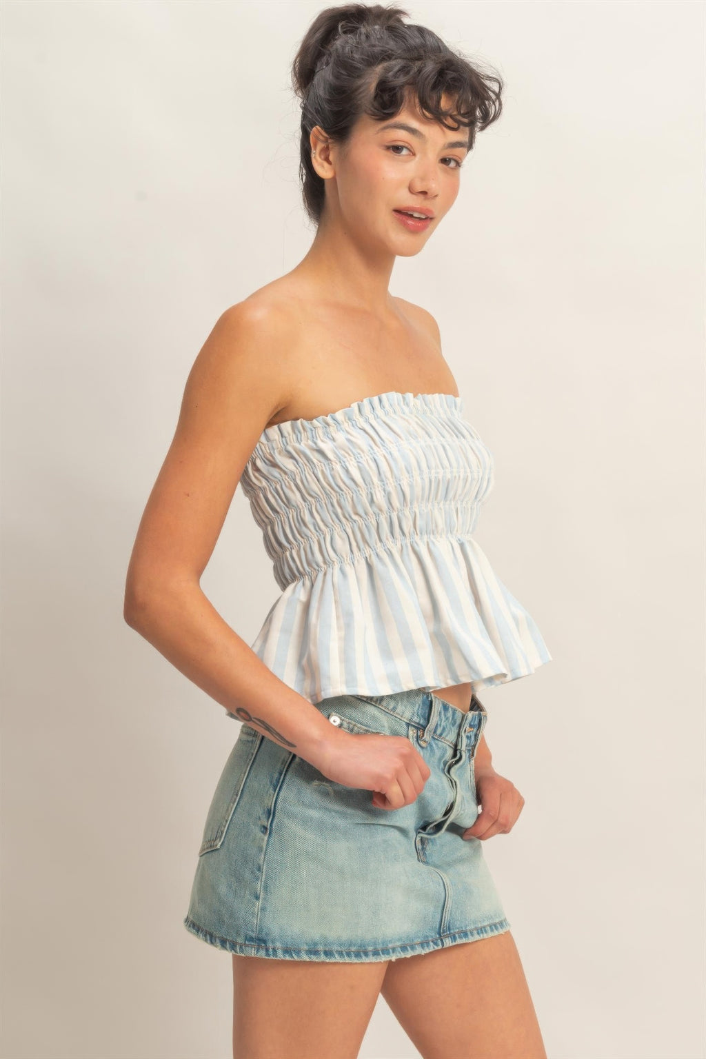 Top bandeau sin tirantes a rayas azul claro y blanco con vuelo y cintura fruncida