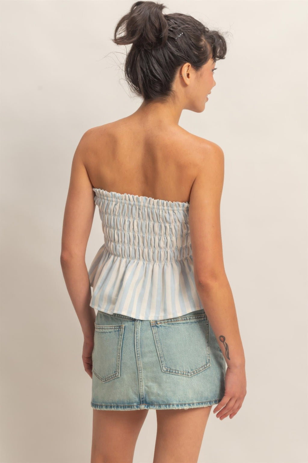 Gestreiftes trägerloses Bandeau-Top mit Smocking, blau-weiß, Rückansicht