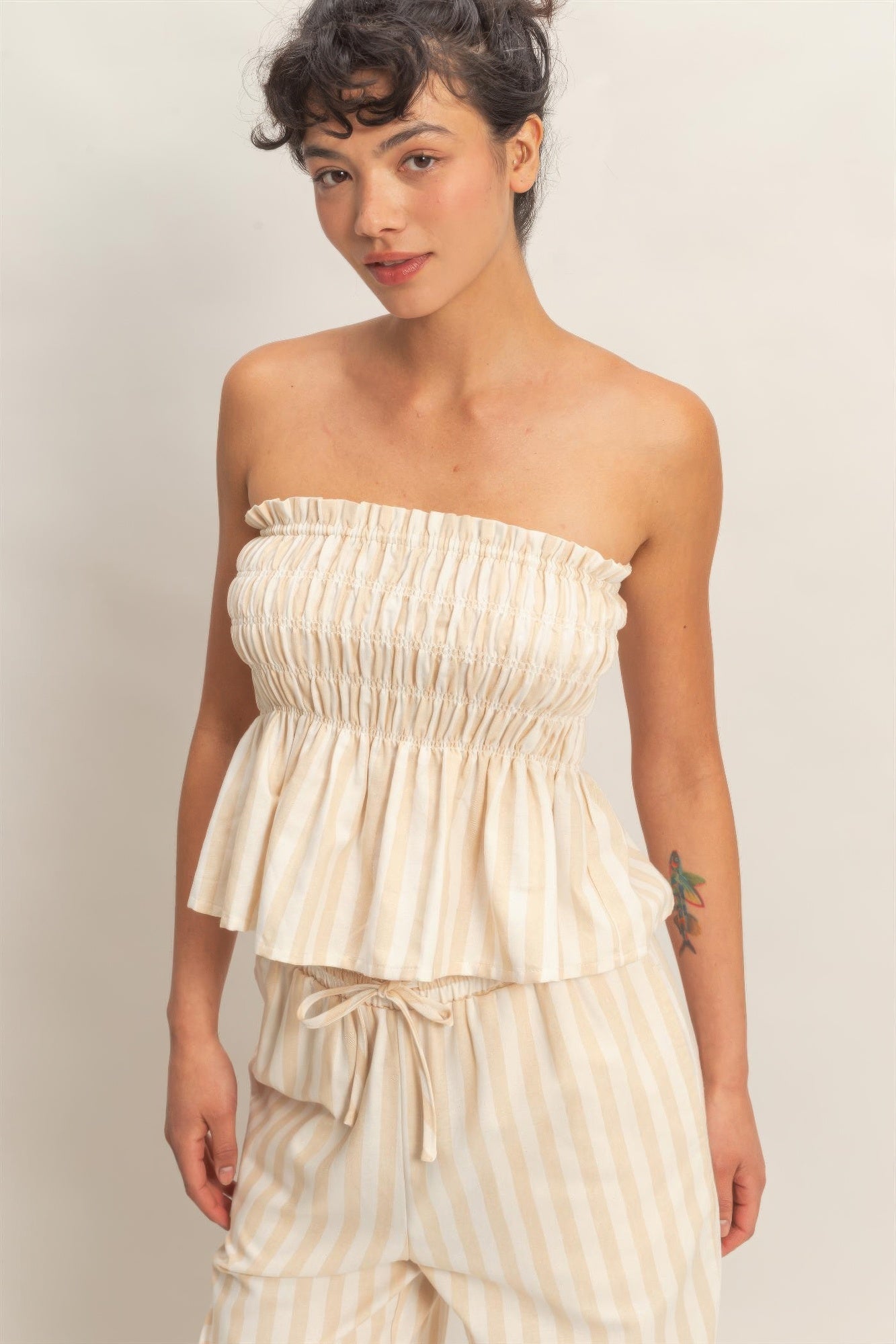 Gestreiftes trägerloses Bandeau-Top mit Smocking, creme-hellgelb