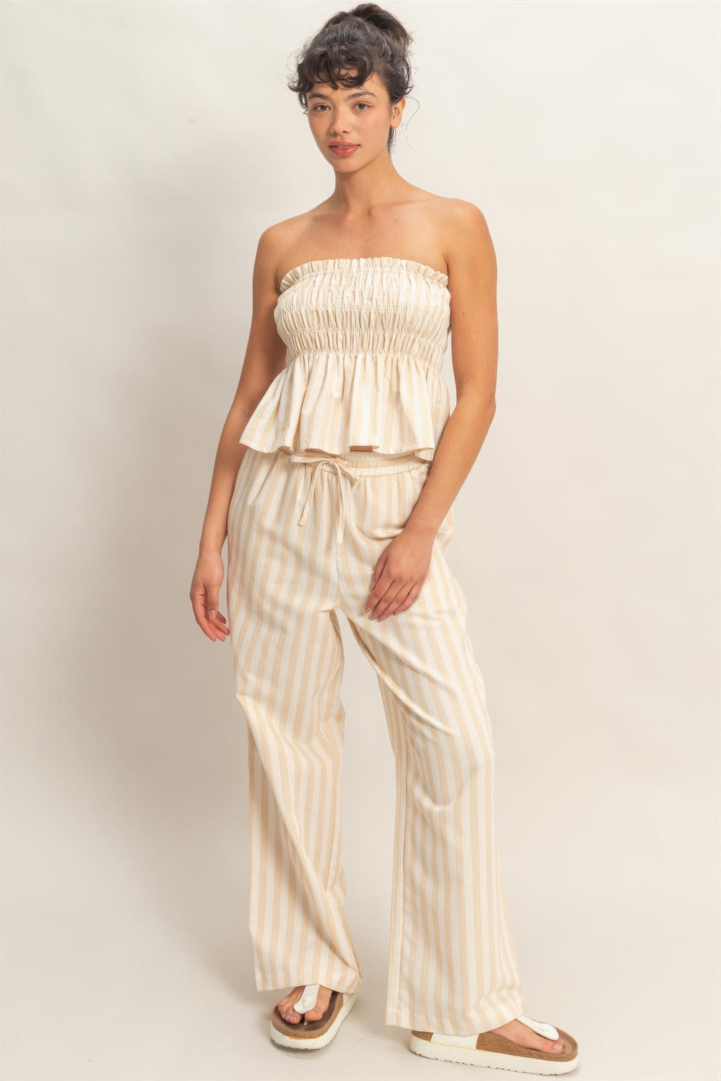 Gestreiftes trägerloses Bandeau-Top mit Smocking, creme-hellgelb