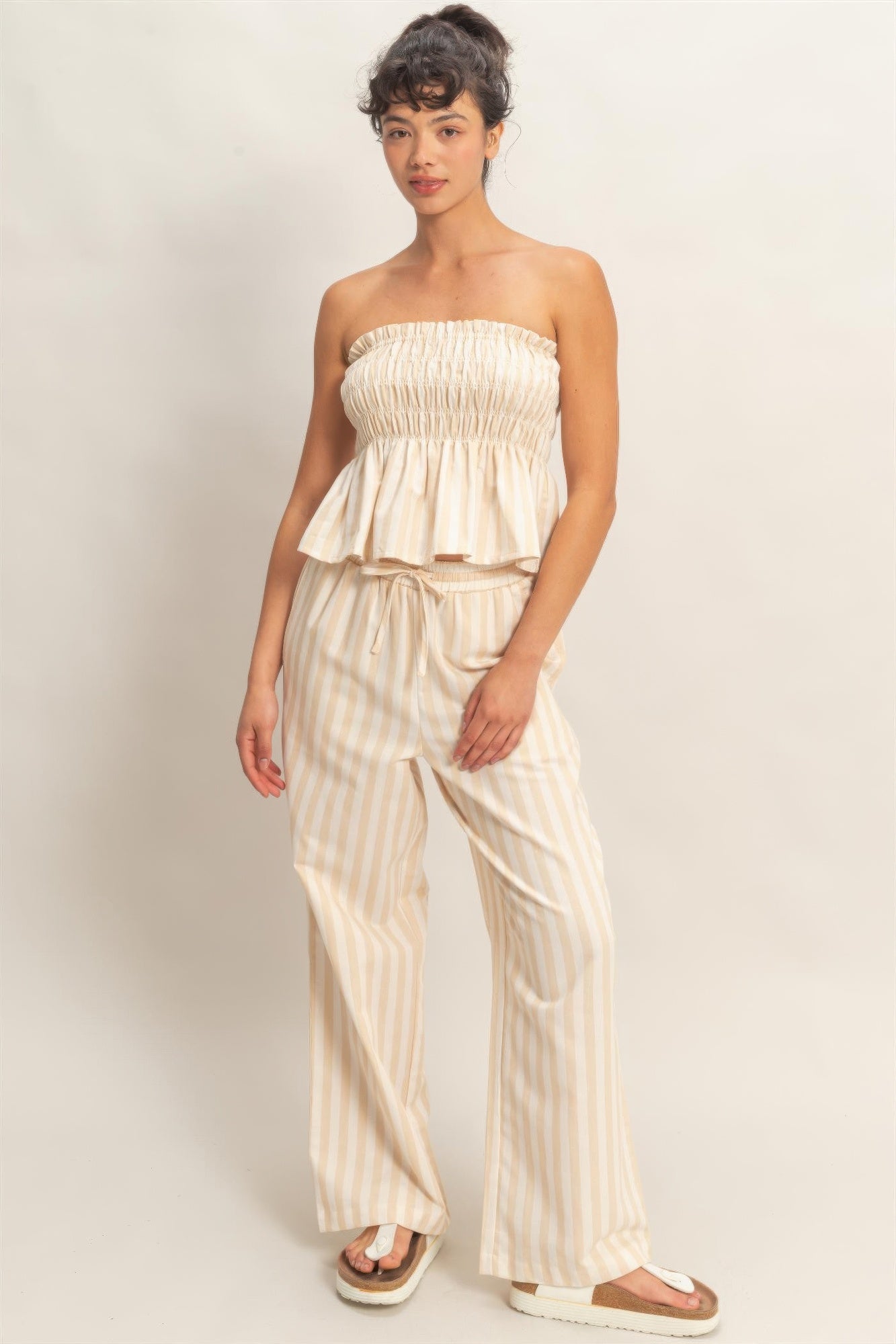 Gestreiftes trägerloses Bandeau-Top mit Smocking, creme-hellgelb