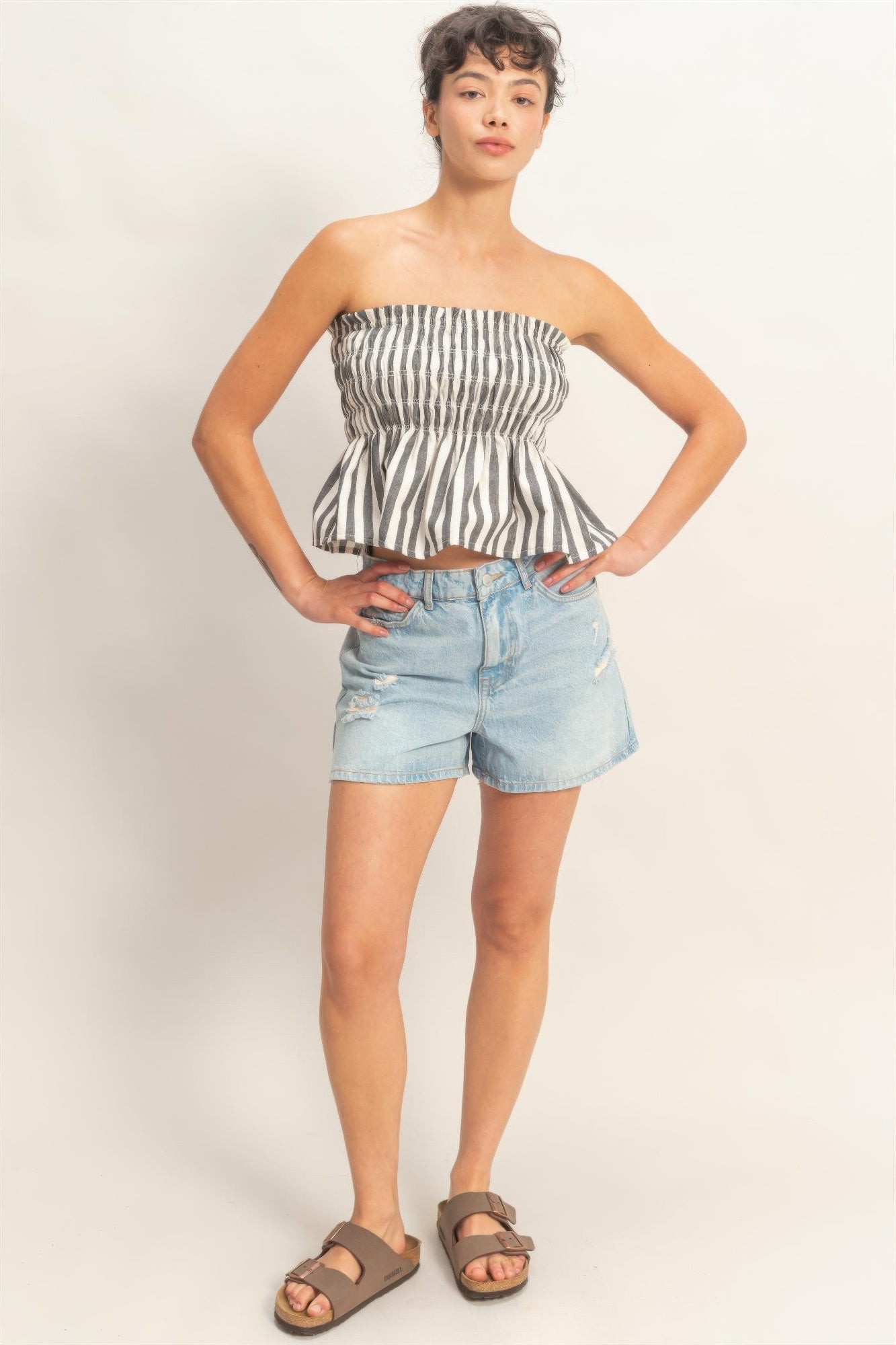 Top bandeau sin tirantes a rayas con fruncido superior y falda tipo volante