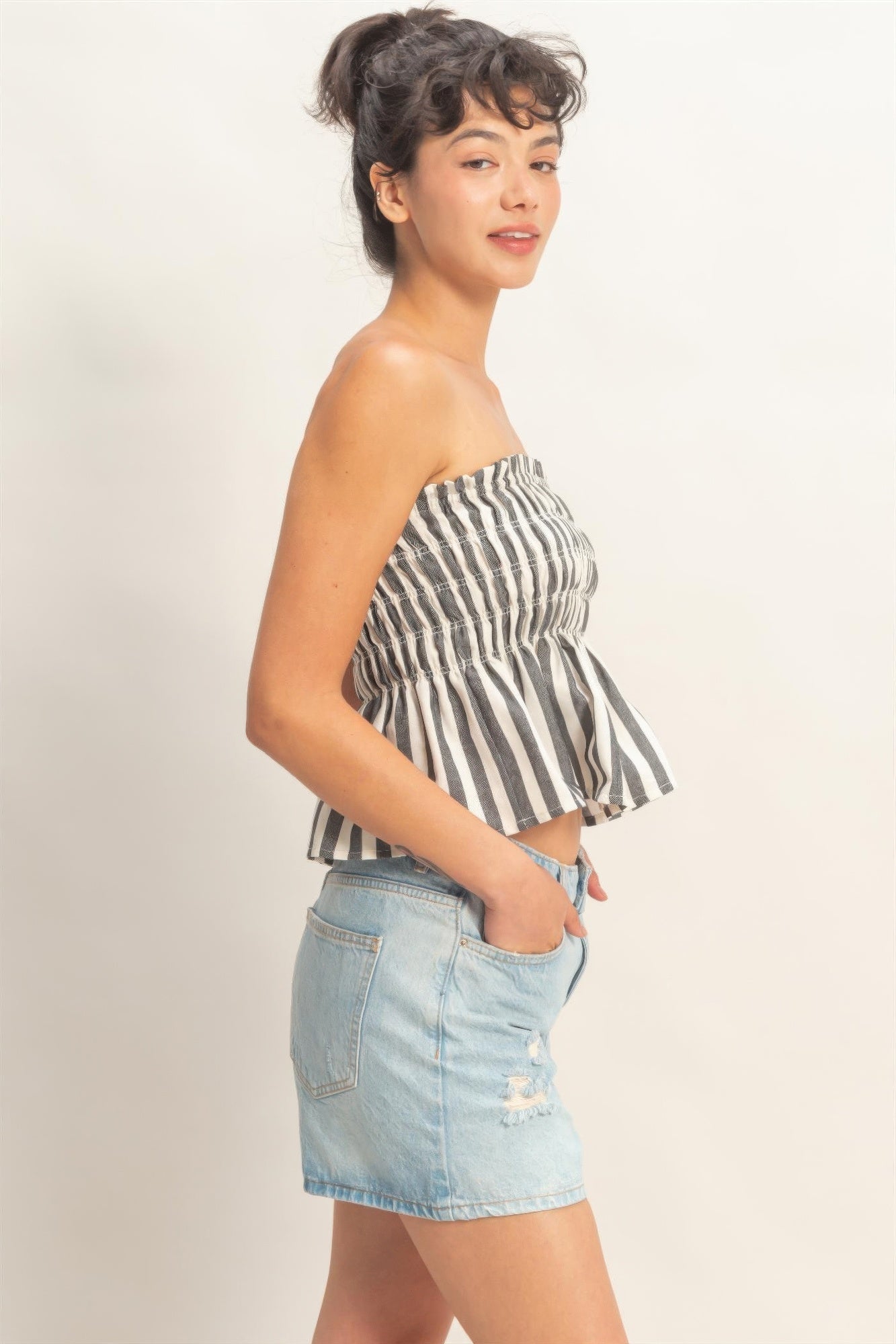 Top bandeau sin tirantes a rayas negras: dobladillo fruncido con vuelo