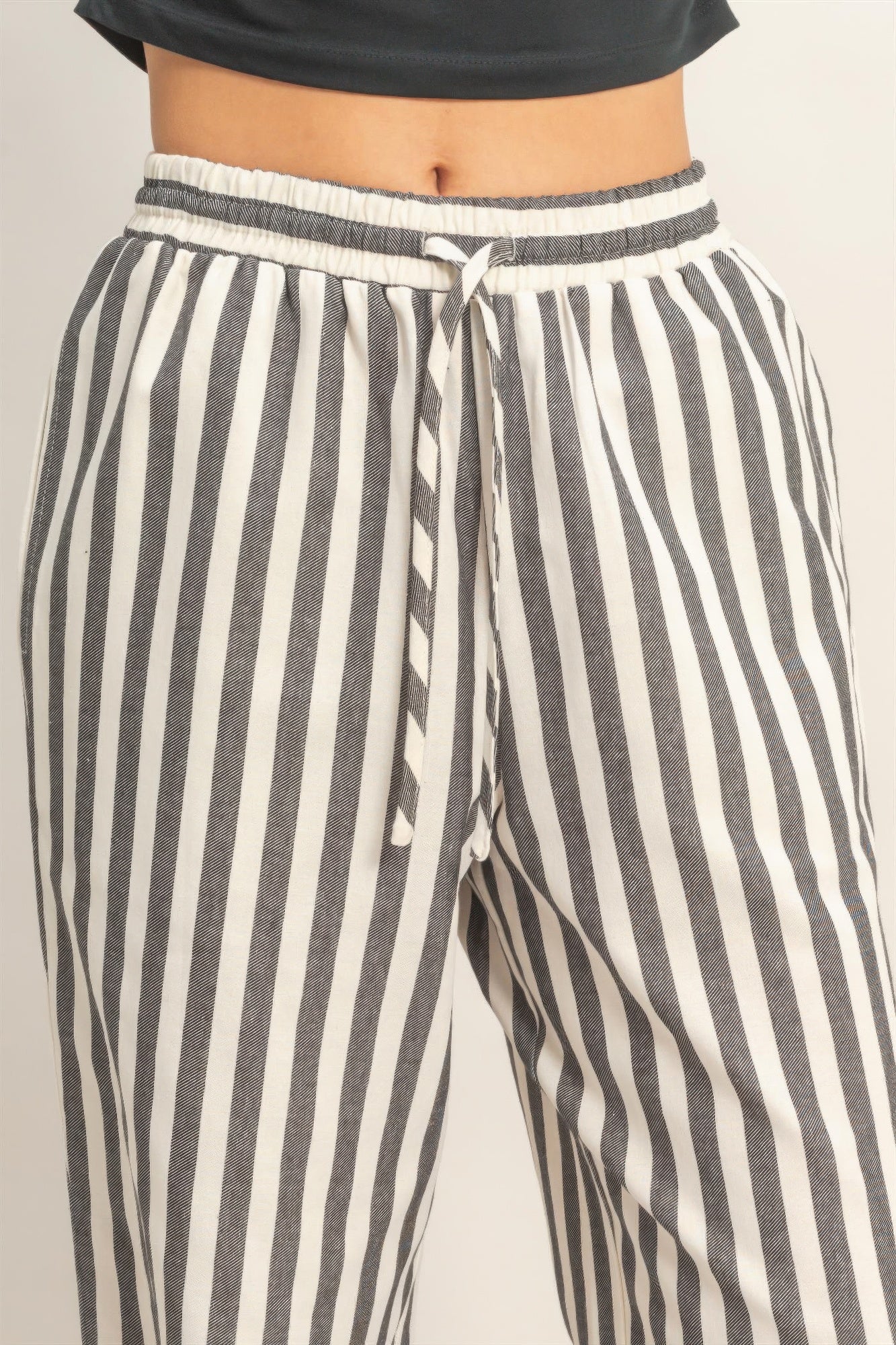 Black-and-white vertical striped pants, elastic waist with drawstring, side pockets