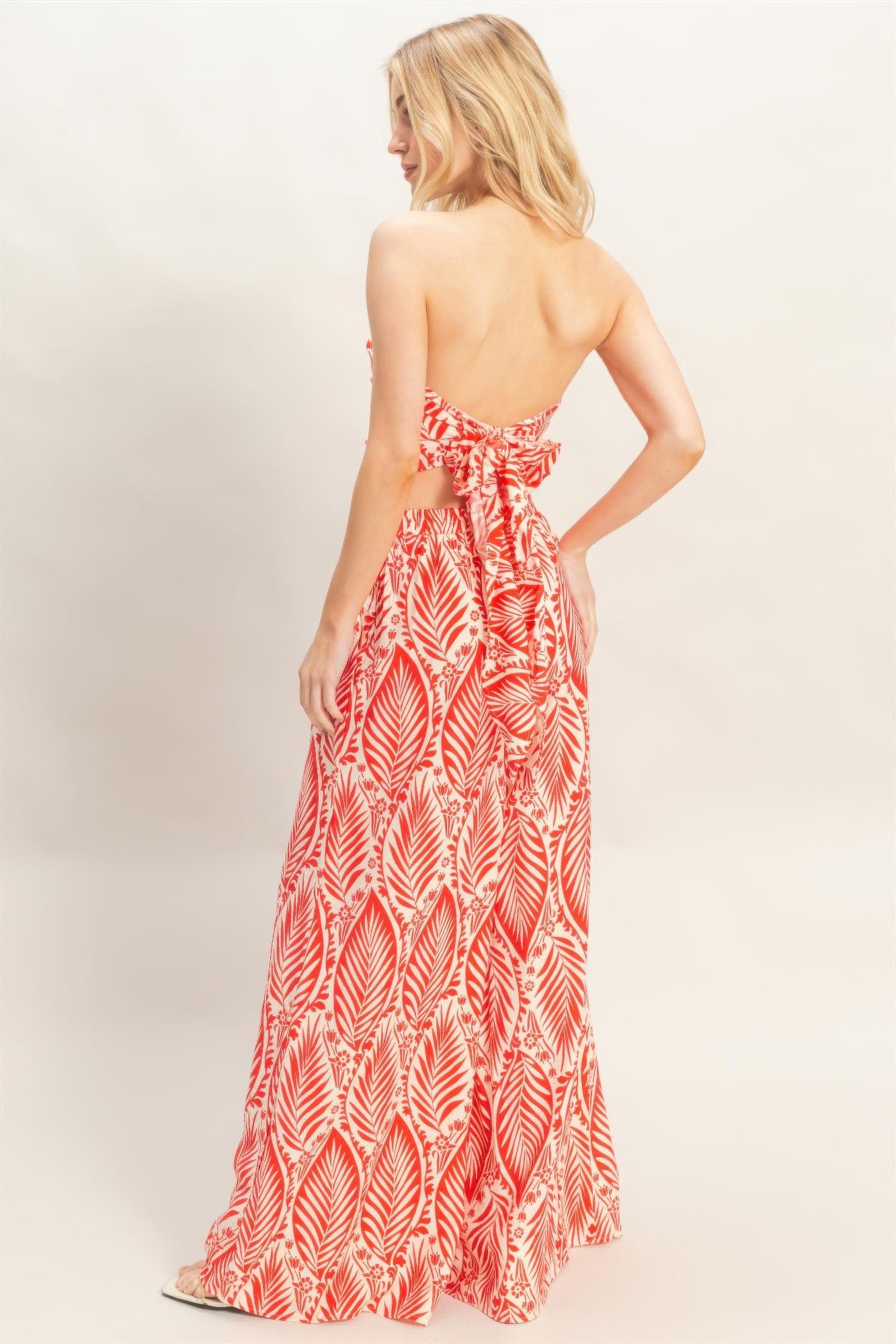 Strapless top & pants set, red-and-white leaf print from the back