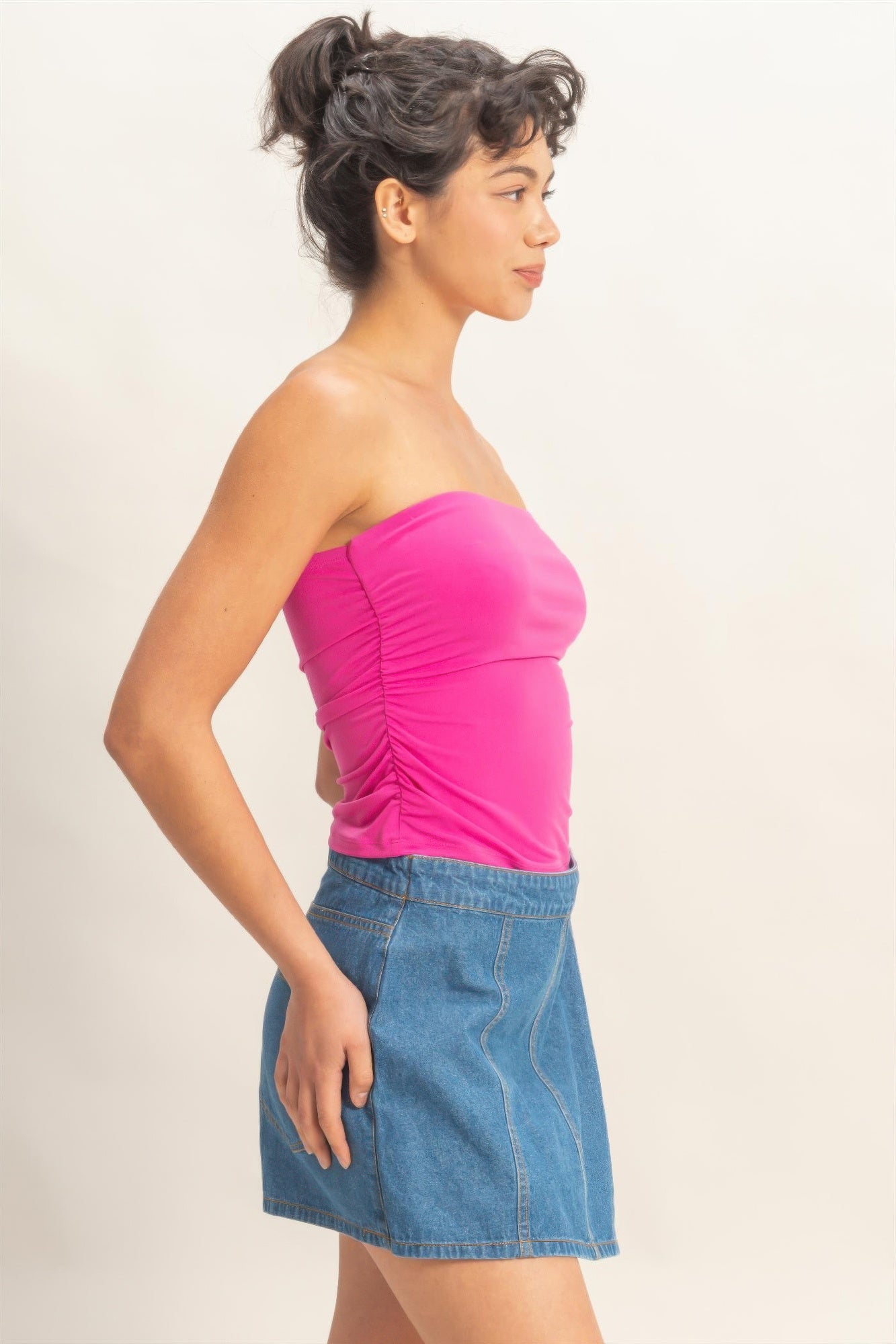 Ruched bandeau top fuchsia, vue de profil avec fronces latérales