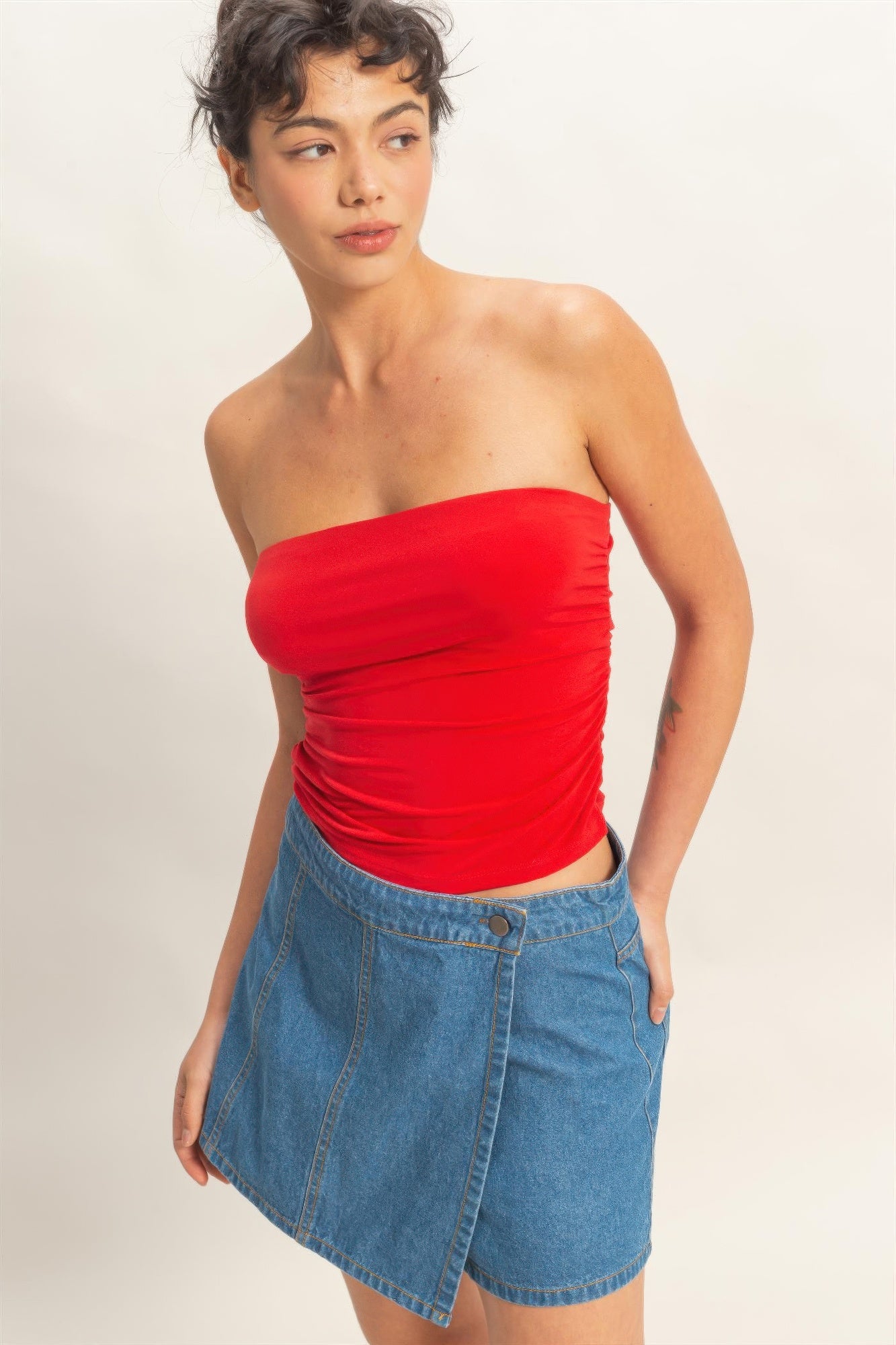 Ruched bandeau top rouge, encolure bandeau froncée sur la poitrine
