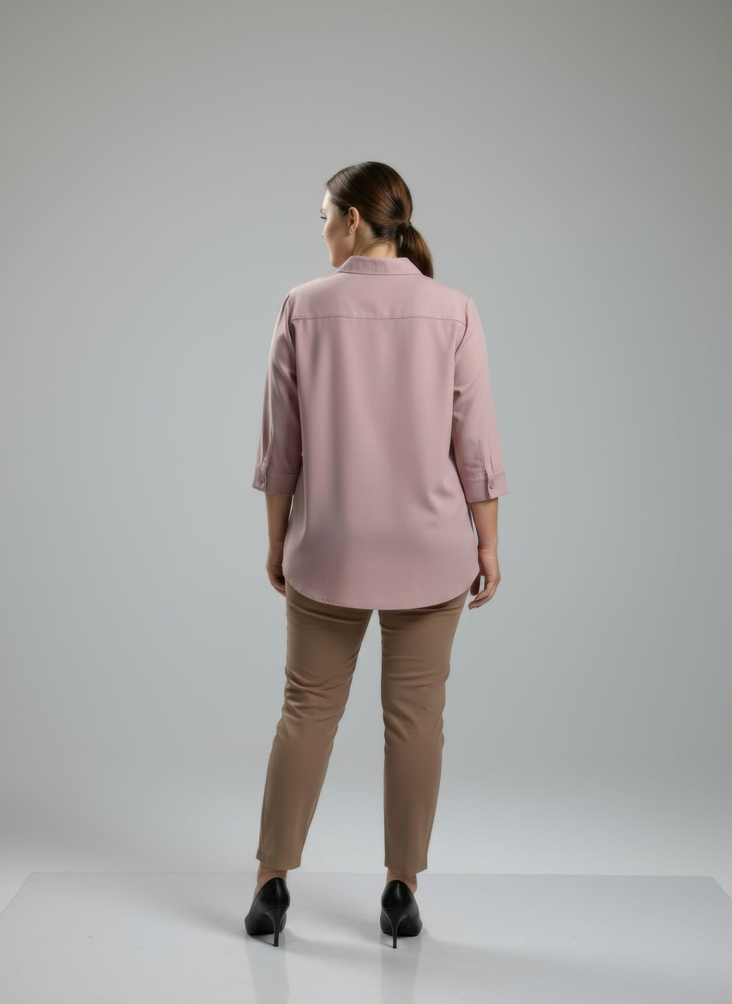 Rosa Hemd-Tunika Rückansicht mit Kragen und Knopfleiste