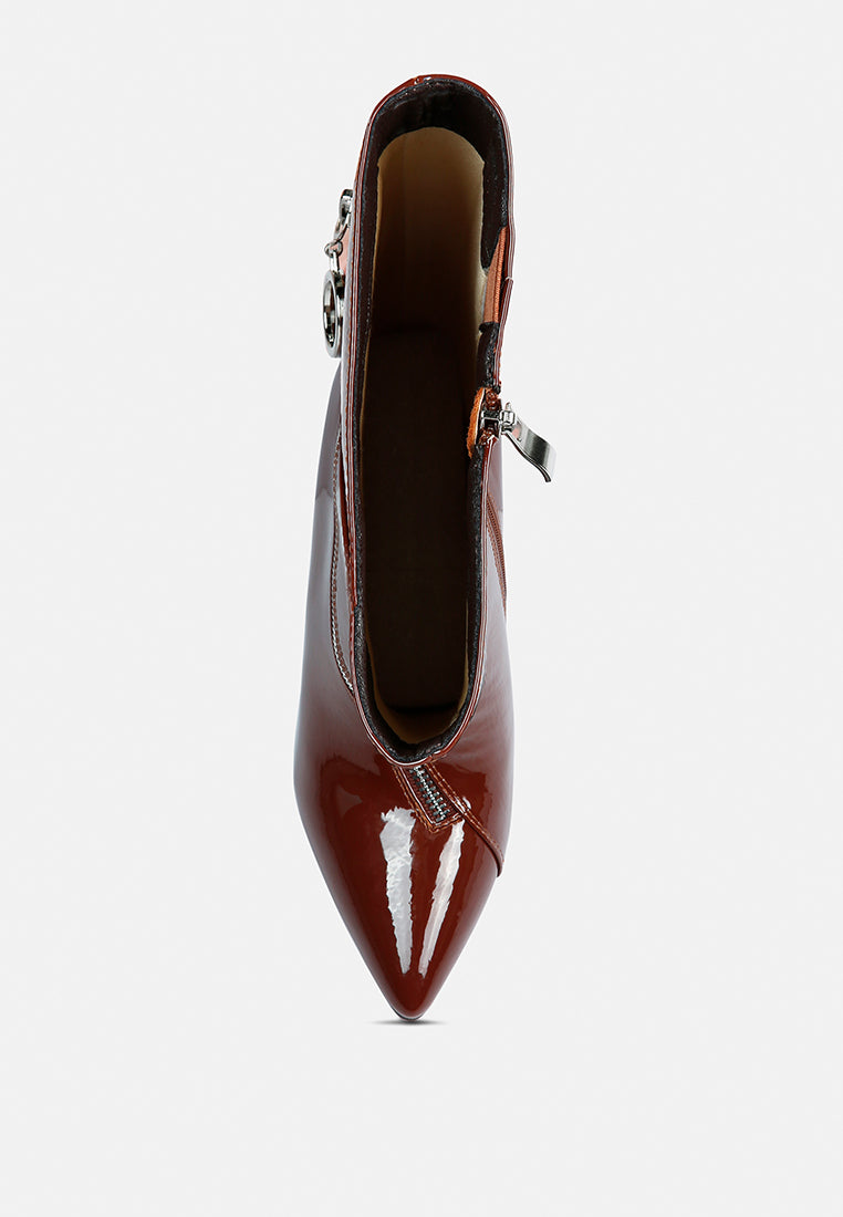 Tsaroh zip-around calf boot, burgundy glossy, close-up of pointed toe and zipper