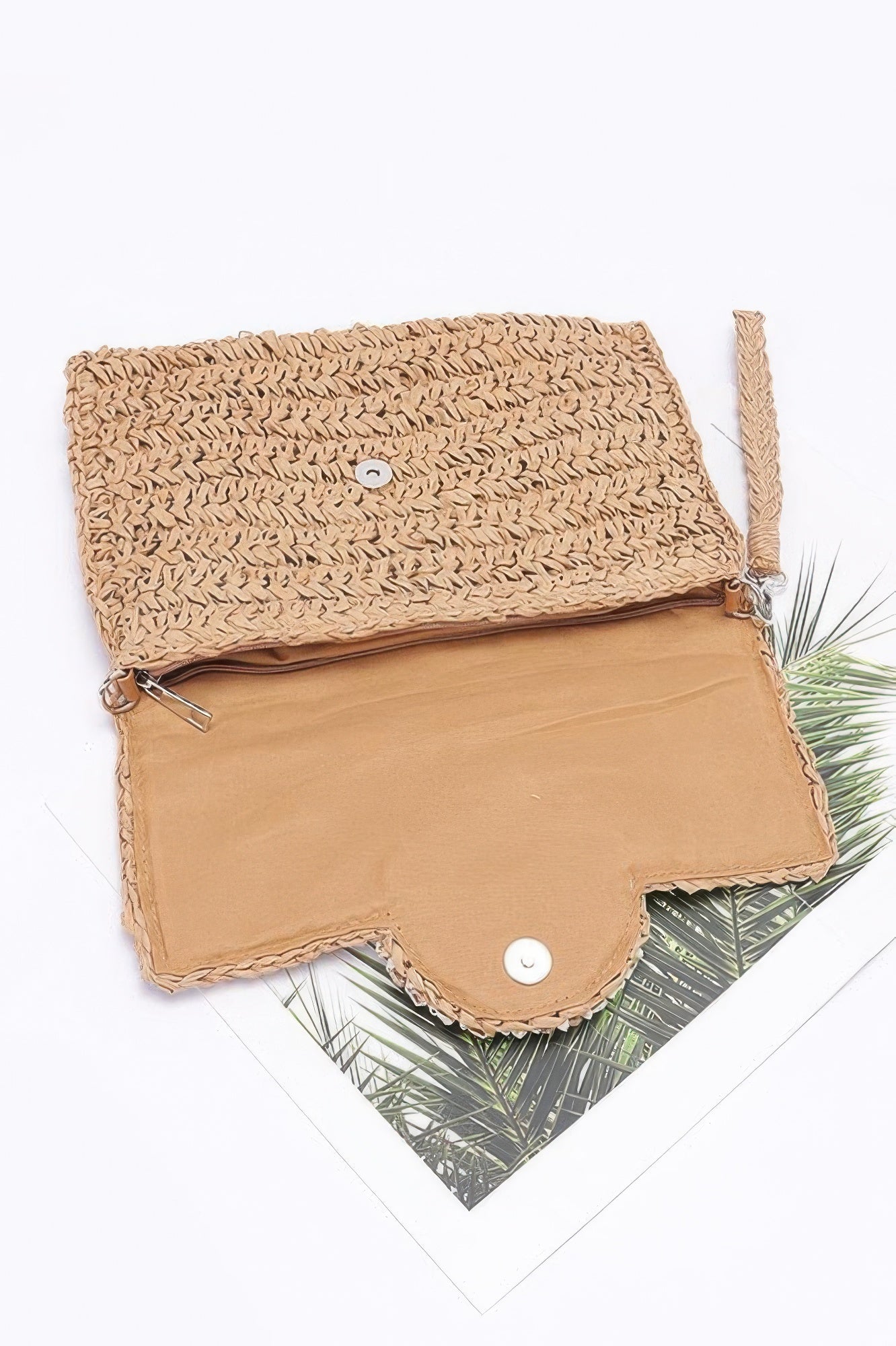 Sandfarbene Faux-Stroh-Clutch mit Klappverschluss und Druckknopf, Innen offen