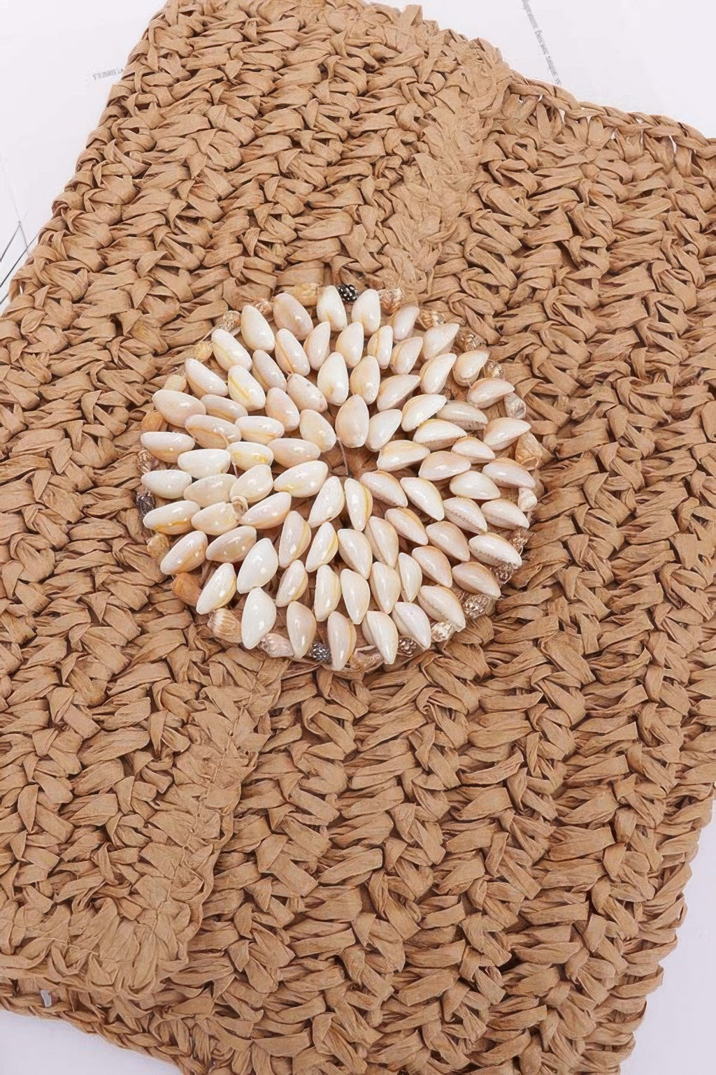 Faux-Stroh-Clutch Vorderdetail: Blumenmuschel-Applikation, rundes Muster
