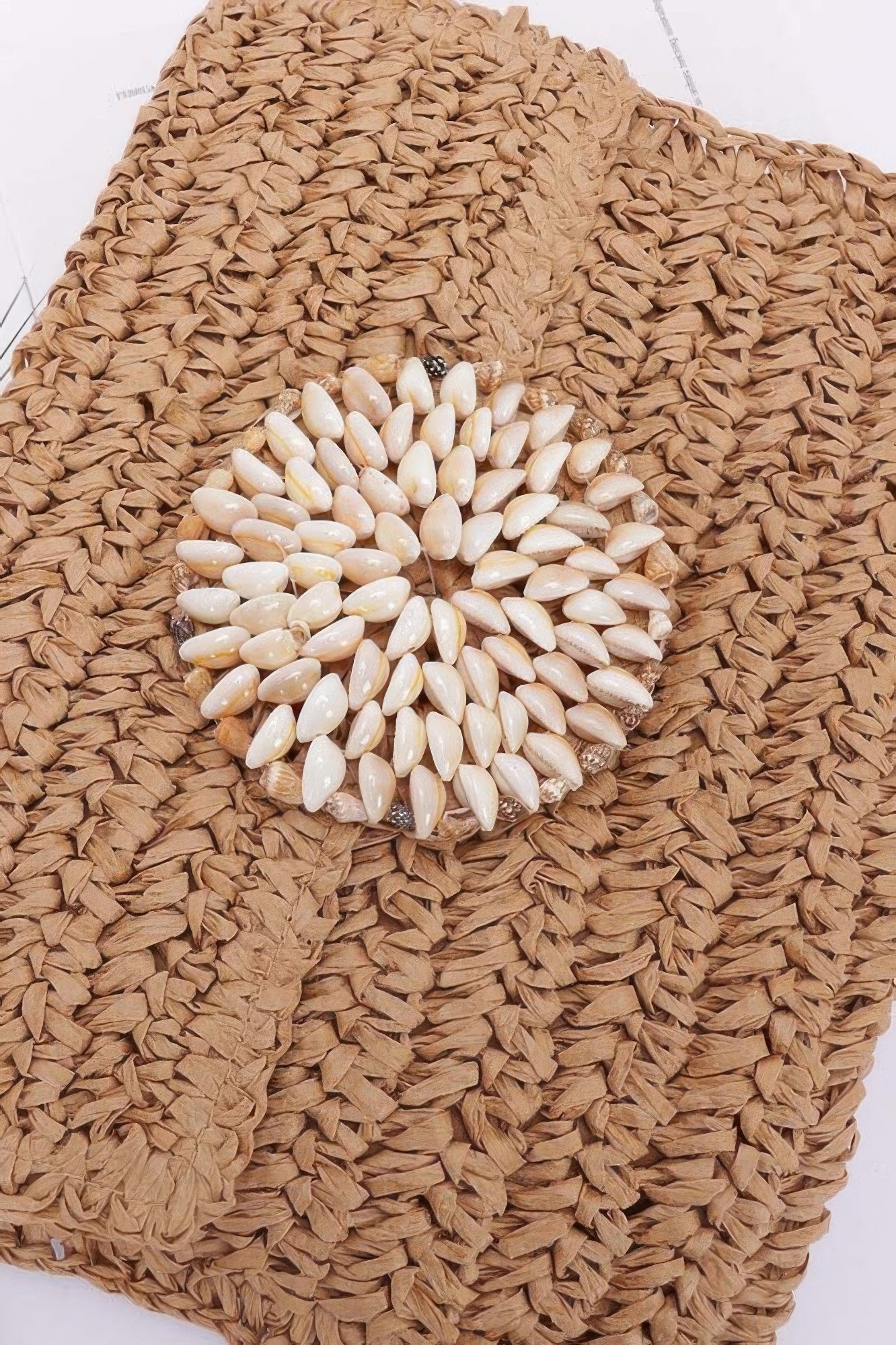 Faux-Stroh-Clutch Vorderdetail: Blumenmuschel-Applikation, rundes Muster