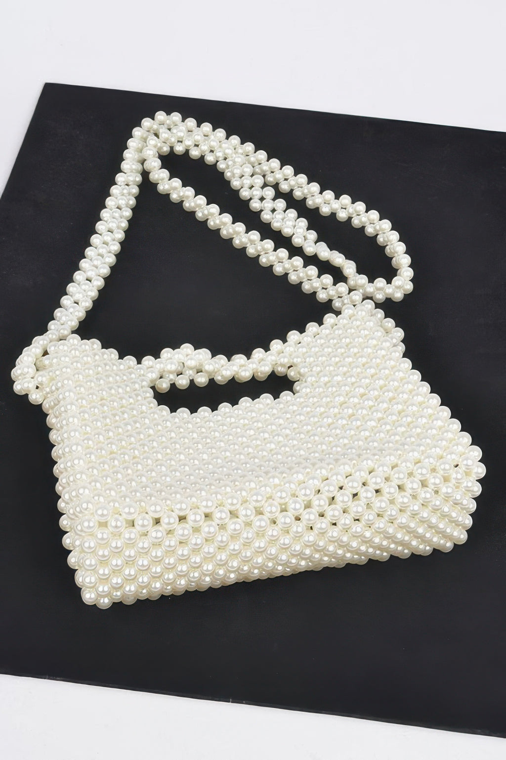 Creme Faux-Perlen Handtasche mit geflochtenem Perlenhenkel und abgerundetem Beutel