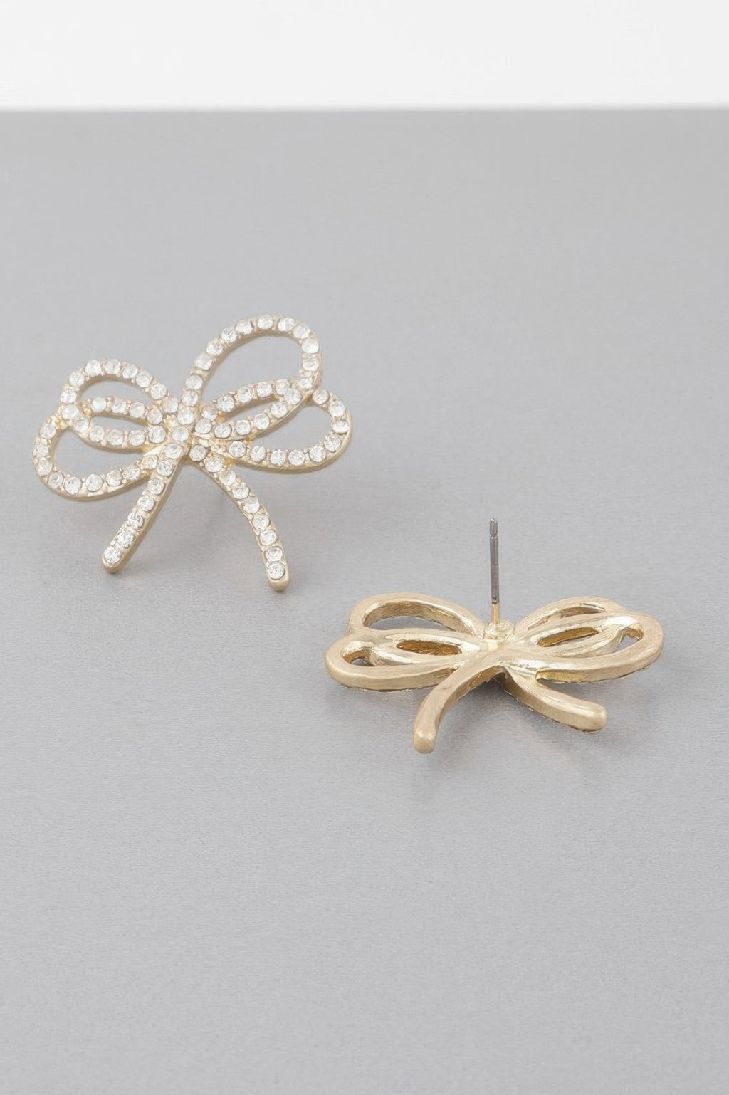 Double jeweled ribbon earrings with bow details, gold-tone setting and pearl-like stones