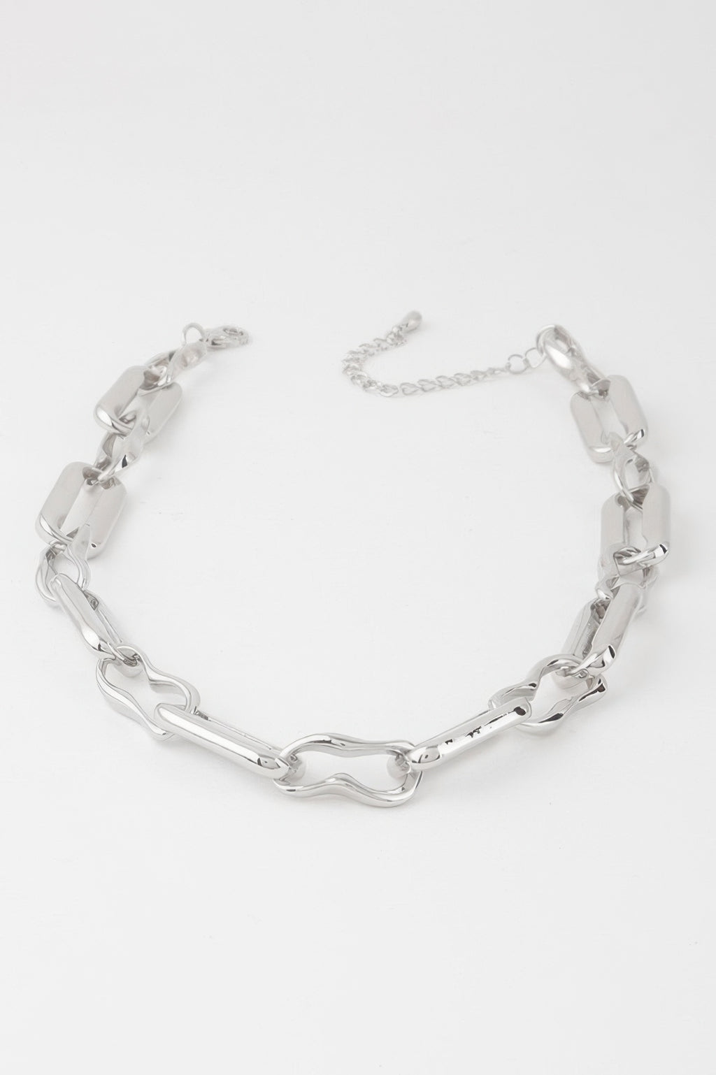 Shiny hammered chain necklace in silver with rectangular links and lobster clasp