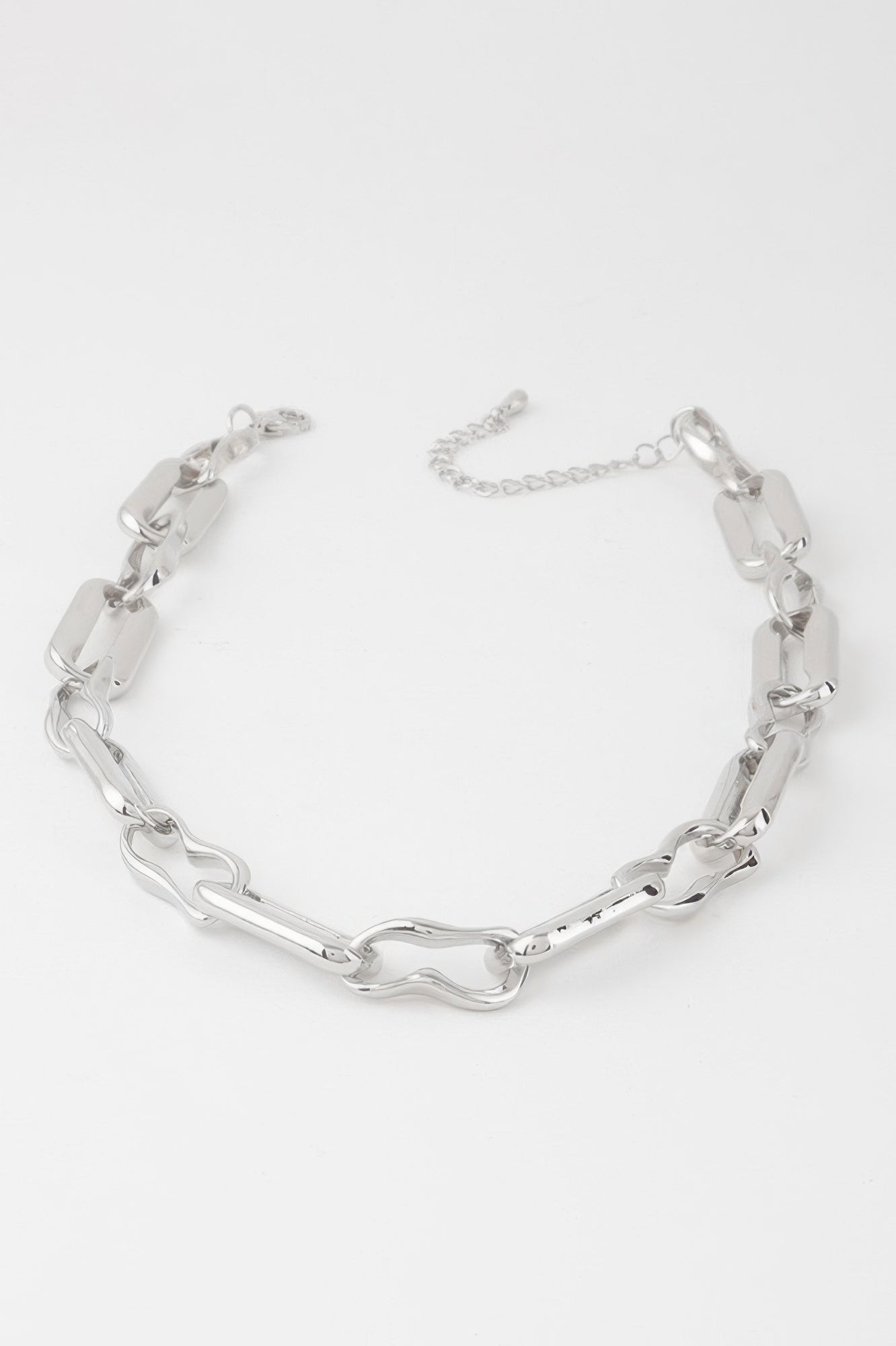 Shiny hammered chain necklace in silver with rectangular links and lobster clasp