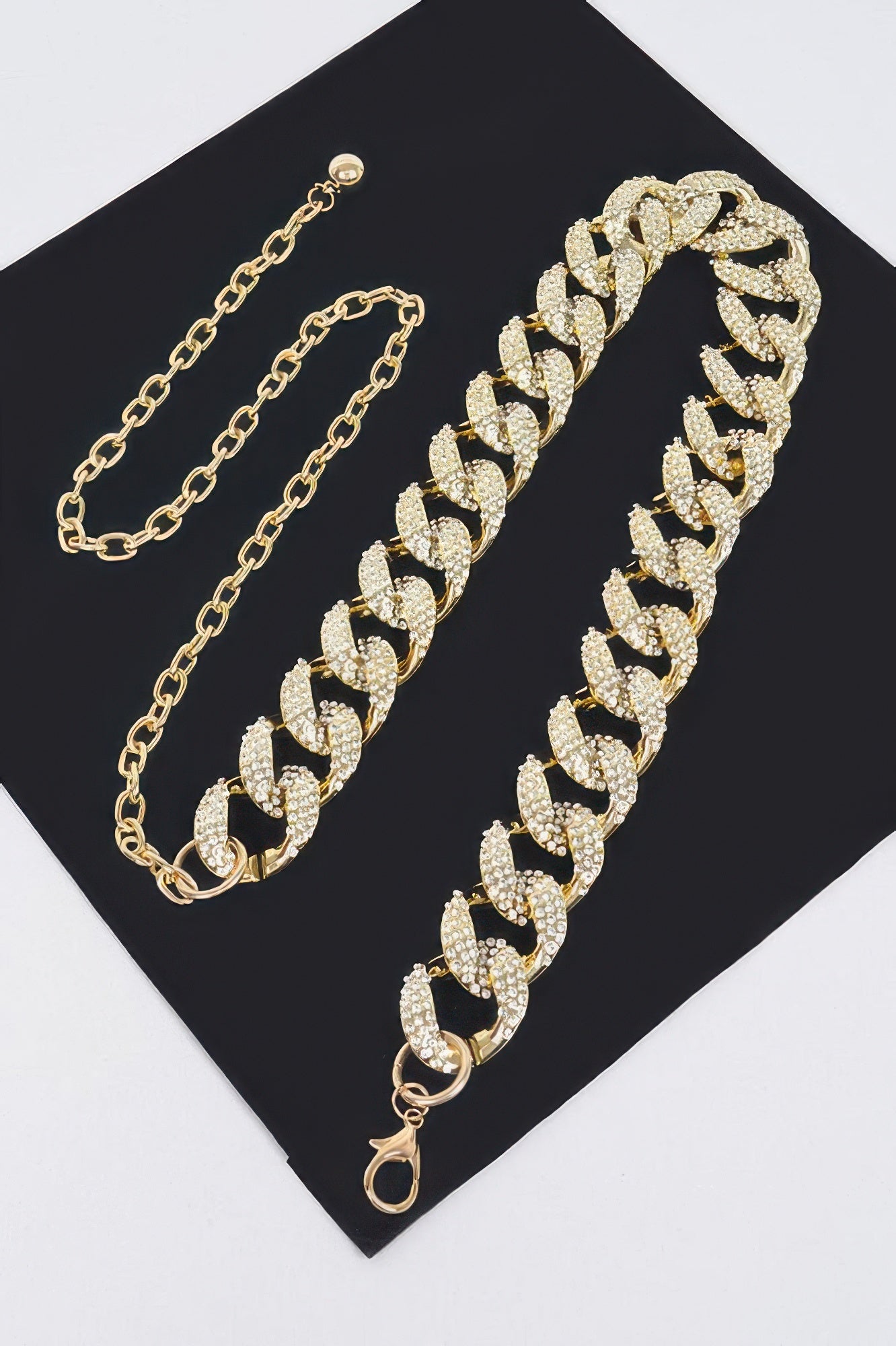 Goldfarbener Chain-Belt mit Rhinestone-Gliedern, doppelter Kettenführung und Hakenverschluss