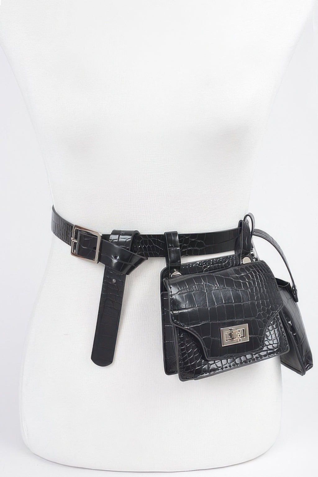 Riñonera doble mini negra con textura cocodrilo y asa colgante, herrajes dorados