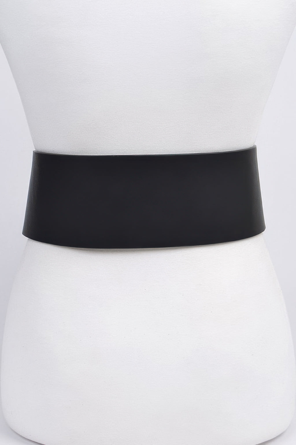 Bulky Buckle Belt, black leather-style belt with smooth finish and adjustment holes