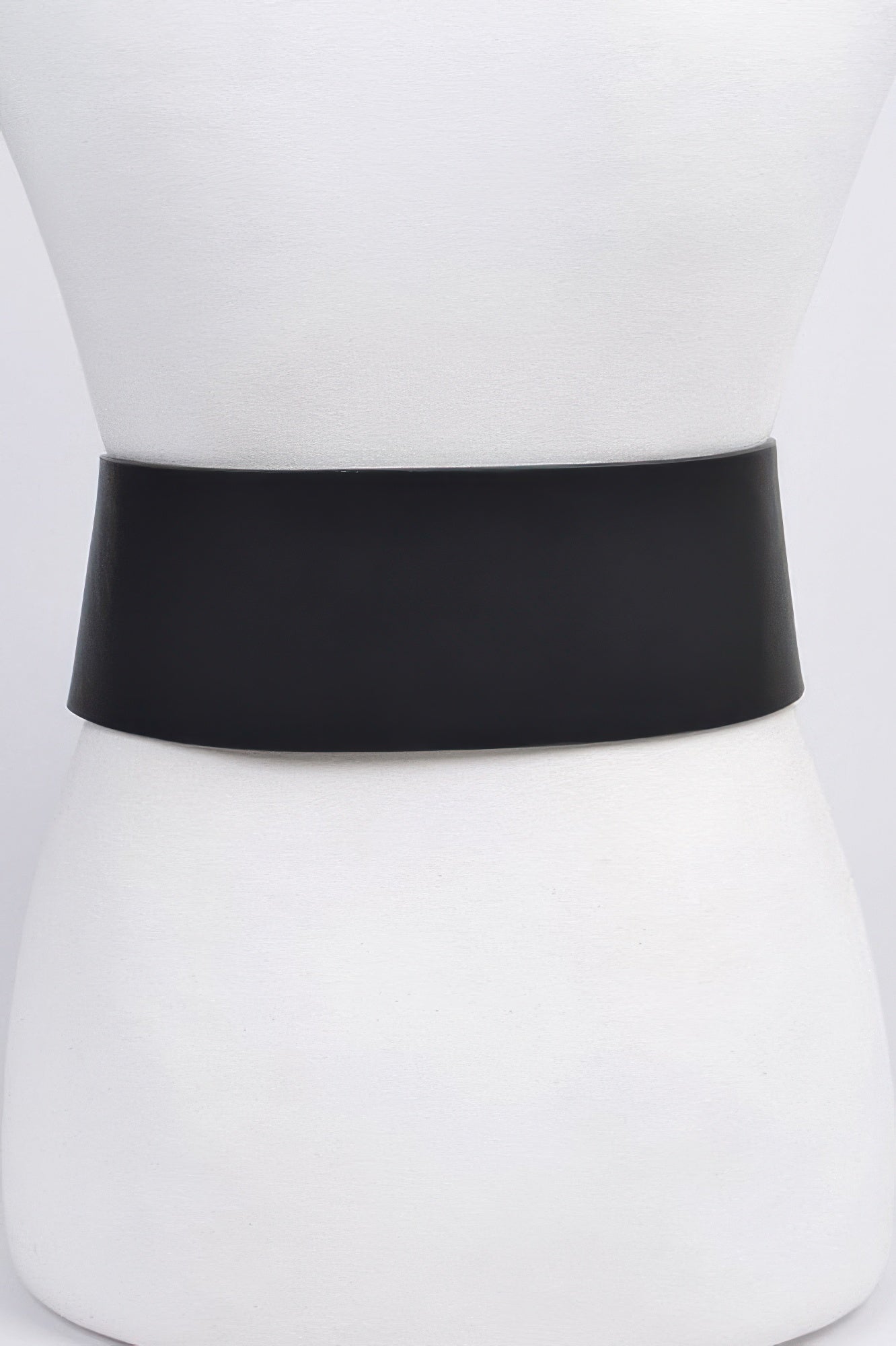 Bulky Buckle Belt, black leather-style belt with smooth finish and adjustment holes