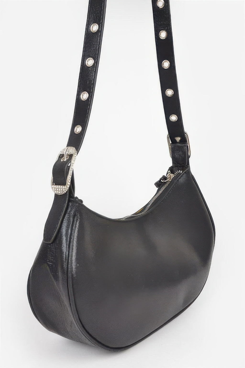 Schwarze Shoulder Bag mit breiten Nieten-Trägern, runder Form und Reißverschluss