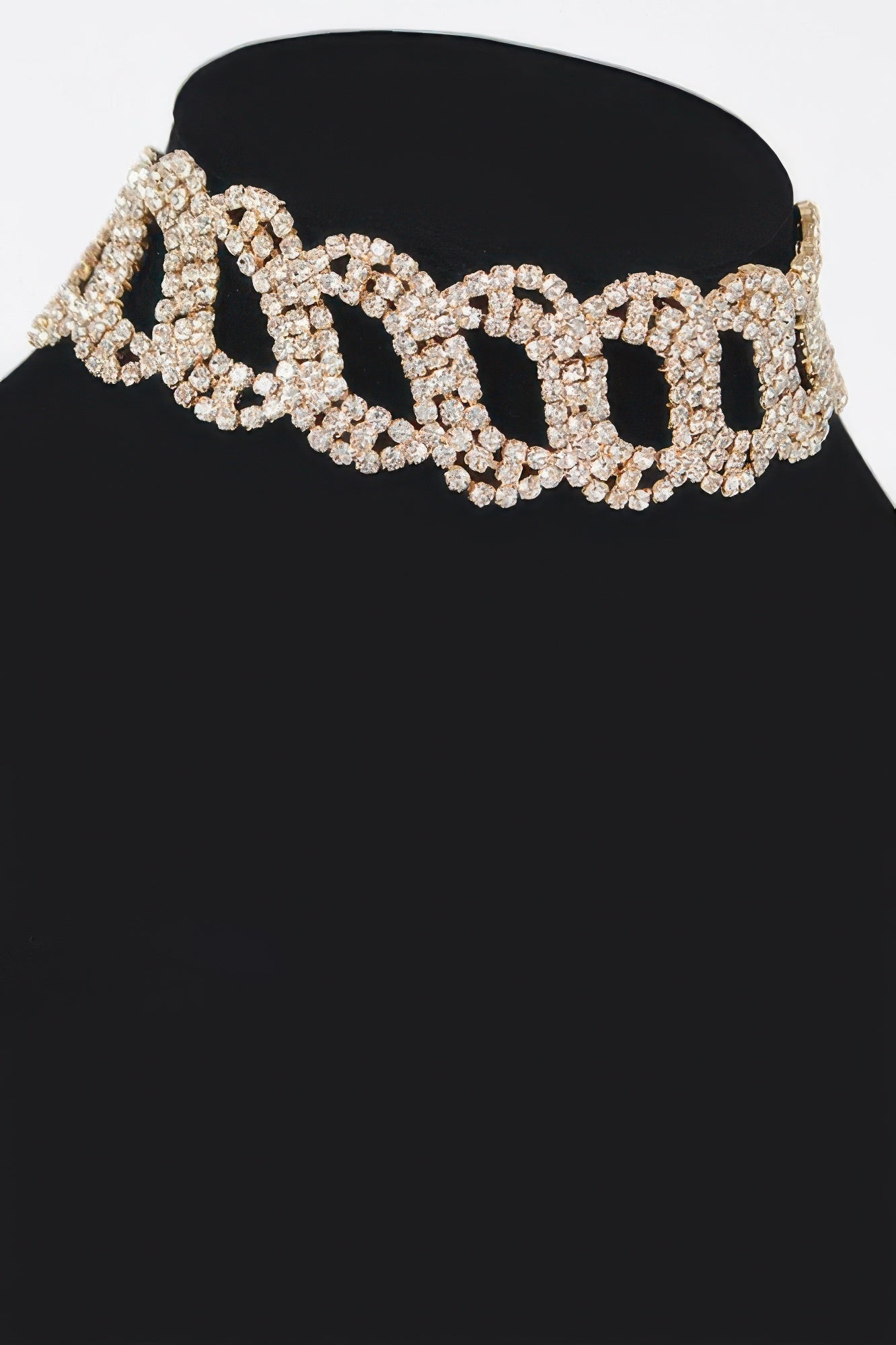 Goldfarbener Rhinestone-Chain Choker, breites Strass-Gliederband über dem Hals